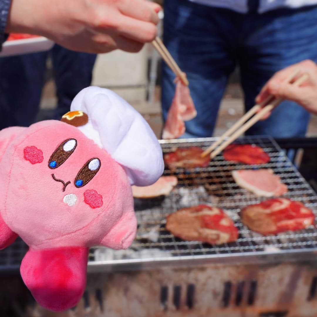 任天堂アメリカさんのインスタグラム写真 - (任天堂アメリカInstagram)「How are you enjoying Spring? Between basking in the cherry blossoms and tasty barbeques, Kirby is making the most of it! Who should he invite to the next get-together?」4月25日 2時03分 - nintendoamerica