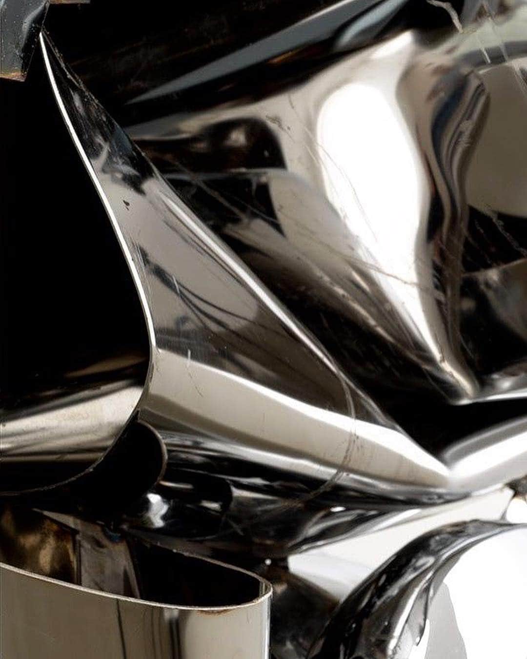 のインスタグラム：「#FriezeArtFair: Gagosian is pleased to participate in Frieze New York 2019, with a booth dedicated to the work of John Chamberlain and Steven Parrino.  The included works highlight the ways in which Chamberlain and Parrino explored the act of folding and compressing materials. Through twisting, bending, or crushing, both artists variously disrupted the conventional rectilinear plane. Their use of chromatic contrast and reflective materials suggests suspended movement within the static objects.  To receive a PDF with detailed information on the works, please contact the gallery at inquire@gagosian.com or follow the link via our bio! __________ #JohnChamberlain #StevenParrino #FriezeNY #Gagosian @friezeartfair @chamberlainart (1) John Chamberlain, “GOOSECAKEWALK,” 2009 (detail), painted and chrome-plated steel, 82 1/2 × 45 1/2 × 32 1/2 inches (209.6 × 115.6 × 82.6 cm) © 2019 Fairweather & Fairweather LTD/Artists Rights Society (ARS), New York (2) Steven Parrino, “Untitled,” 2004 (detail), enamel on canvas, 102 1/2 × 107 × 140 inches (260.4 × 271.8 × 355.6 cm) © Steven Parrino, courtesy Parrino Family Estate」