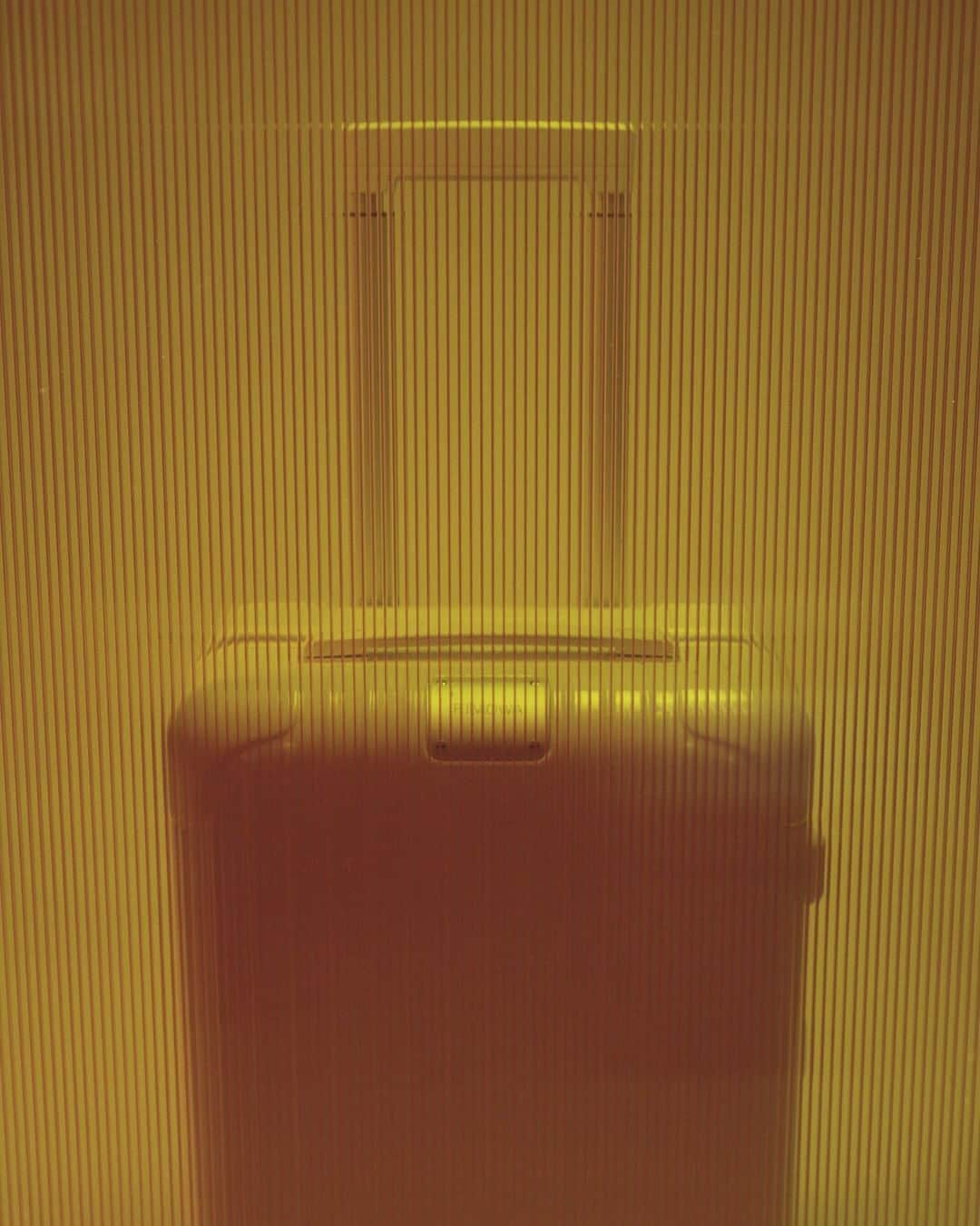 リモワさんのインスタグラム写真 - (リモワInstagram)「The telltale signs of a distinguished traveler. Discover more iconic luggage at rimowa.com.  #rimowa #rimowaessential」4月25日 2時00分 - rimowa