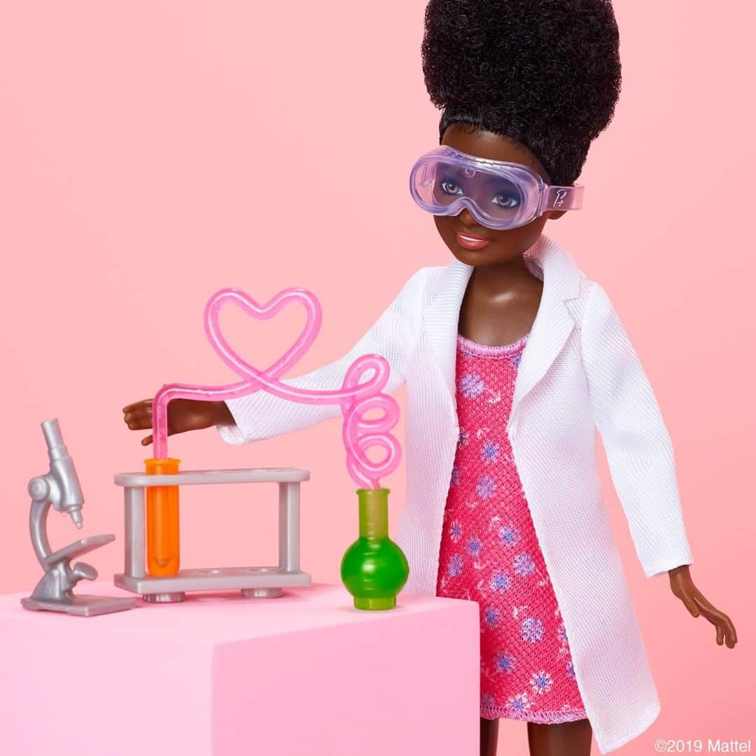 バービーさんのインスタグラム写真 - (バービーInstagram)「Science plus learning, equals a mind that’s always churning! 🔬👩‍🔬⁣ ⁣ Shop the #Barbie Team Stacie Science Playset at @Target via the link in bio.」4月25日 2時00分 - barbie