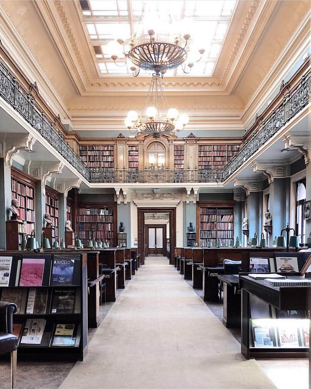 @LONDON | TAG #THISISLONDONさんのインスタグラム写真 - (@LONDON | TAG #THISISLONDONInstagram)「The beautiful V&A library shot by @littlelondonwhispers 😍 How beautiful is this? Tag a book-loving friend below! 📚👇🏼👇🏼 You can also use #IGotLondonSkills to get featured like @littlelondonwhispers ☺️🥰 // #thisislondon #london #southkensington」4月25日 2時05分 - london