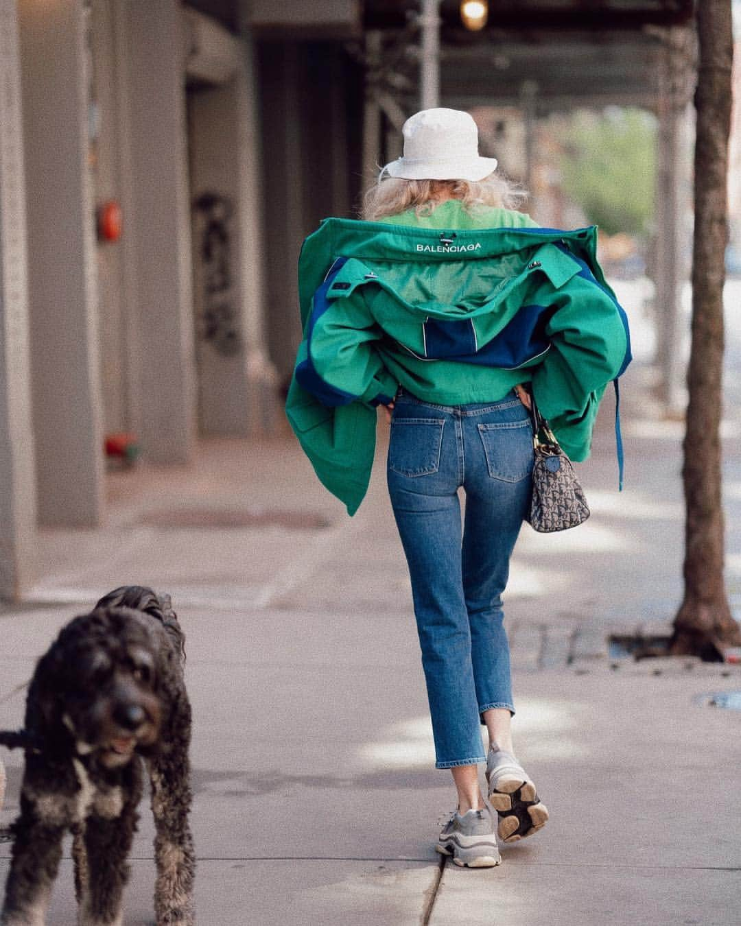 エルザ・ホスクさんのインスタグラム写真 - (エルザ・ホスクInstagram)「When your outfit is inspired by earth day 🌏 wearing @jbrandjeans #sustainable “Jules” jean 💚💙」4月25日 2時12分 - hoskelsa