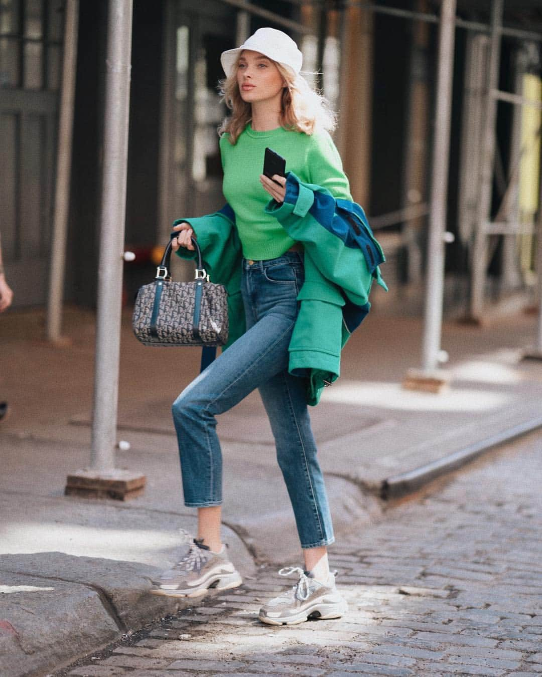 エルザ・ホスクさんのインスタグラム写真 - (エルザ・ホスクInstagram)「When your outfit is inspired by earth day 🌏 wearing @jbrandjeans #sustainable “Jules” jean 💚💙」4月25日 2時12分 - hoskelsa