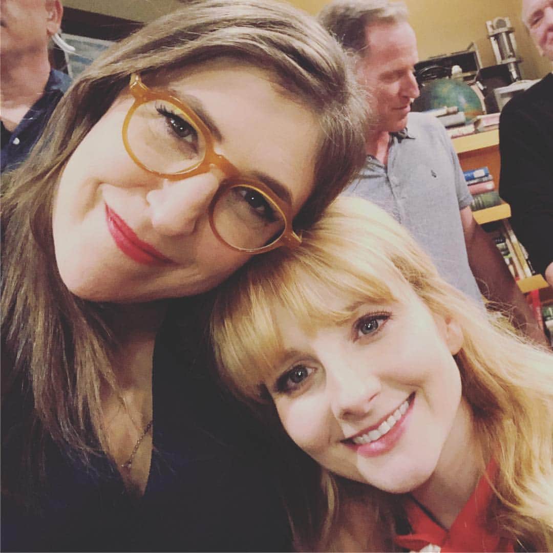 メリッサ・ラウシュのインスタグラム：「Right back at ya @missmayim ❤️ Thank you for looking past our first table read together in which I nervously blurted out "Blossom" no less than a dozen times. You could've decided to not pursue a friendship with this weirdo after that, but boy am I forever grateful you did. Love you, Mayim. 💕」