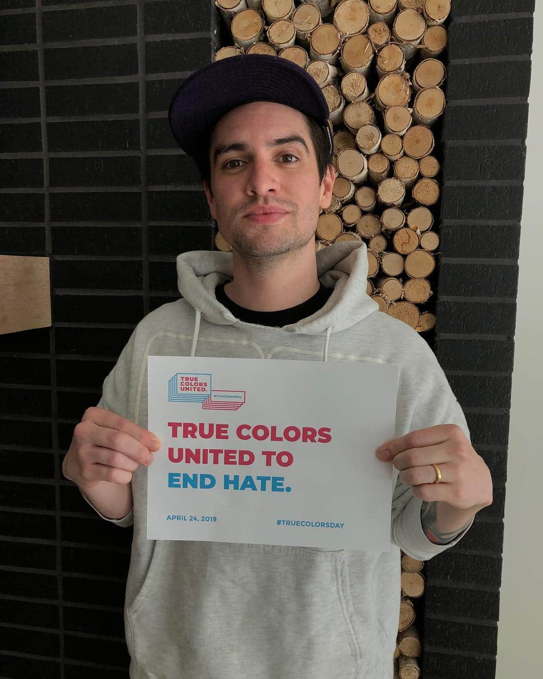 Panic! At The Discoさんのインスタグラム写真 - (Panic! At The DiscoInstagram)「Fighting the good fight against LGBTQ homelessness this #TrueColorsDay truecolorsday.org」4月25日 2時13分 - panicatthedisco