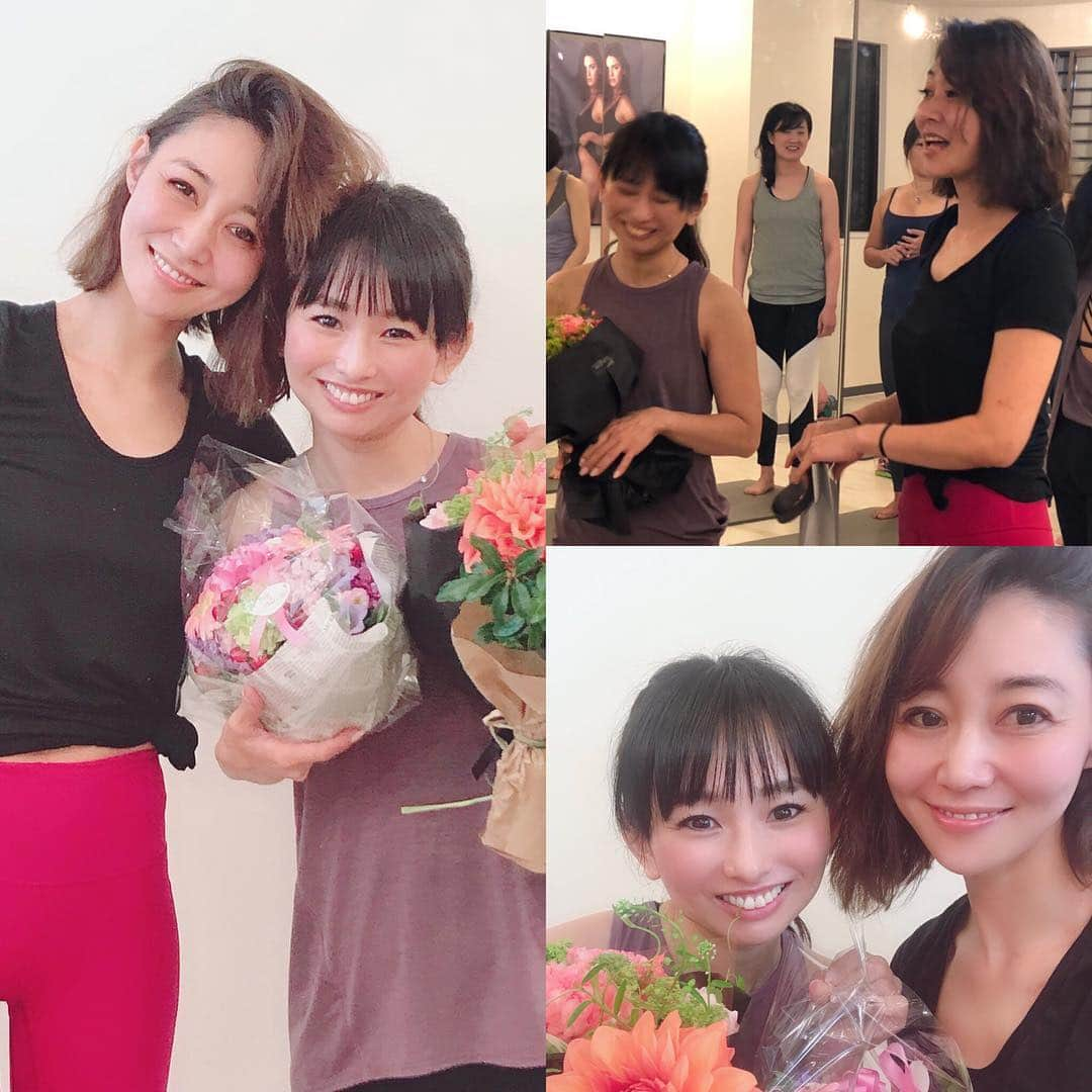 村田友美子さんのインスタグラム写真 - (村田友美子Instagram)「sachikoトレーナーの最後のレッスン。 お越し頂いたお客様ありがとうございました。  yumicorebody設立当初から私を支えてくれた第1期生のsachikoトレーナー。 とにかく丁寧できめ細かいそして何より愛情深いレッスンはいつも人気で満席でした。  今日レッスン終わりにすっぴんで花束をもってかけつけた私は驚いた。ほとんどのお客様が目を潤ませなんとも言えない優しい表情で拍手してくれていた。  たかがトレーナー。 でもきっとこのお客様達は心から彼女を信頼し彼女との時間を大切に思ってくださっていたんだなって感じた。 私まで泣きそうになった。てかちょい泣いた。  思えば彼女との出会いは息子が幼稚園の頃なので約10年前。。 そう、私たちはママ友だった。 彼女は北川景子と間違えるほど美人で性格も可愛らしかった。 少しづつ仲良くなりちょうど子供たちの小学校も同じだった事、お互い3人子供がいたことから私たちの距離はもっと縮まった。  家庭のこと、育児のこと、色々なことを話すようになり、私がトレーナーになったきっかけにもなった近所のコアトレにも一緒に通いだした。 自宅でレッスンをやり始めたときも彼女はすぐに生徒として来てくれた。素直で優しいから。  そこから何年か過ぎ、彼女に不幸がふりかかった。私も彼女には到底及ばないけど辛いことがあった。 ちょうどスタジオをはじめる前かな。。 私は少しでも彼女が元気になってほしくて、少しでも力になりたくて思い切ってトレーナーにならないかって誘った。トレーナーの仕事にやりがいを感じ輝いてくれる気がしたから。 誘ったと同時に絶対に後悔させないスタジオにしようって心に決めていた。それは他のトレーナーも同じく。 自分のためでもあるけれど、人のためにと思うとさらに頑張れる気がした。 だから、今の私があるのはみんなのおかげだと思う。  それからも事あるごとに彼女は私の側で私のために色々してくれた。一番最初のワークショップ、一年目のパーティ、本の出版祝い、、、全てのイベントで身体をはってくれた。3.4枚目の写真ねw  最初は私が支えようと思っていたはずなのに、いつのまにか彼女はたくさんのお客様から愛されるレビュー一位のトレーナーになっていて、実は私が支えてもらっていた。  これから違う環境で生きていく彼女を心から応援したいと思う。  本当にありがとう。 お疲れ様。 いつでも帰ってきてね。  #長くてすみません #真面目でごめんなさい #人にはドラマがある #歴史がある #sachikoトレーナー #今日改めて思った #あったかいスタジオだなって #素敵なお客様ばかり #良いお客様に囲まれて幸せ #あったかいスタジオがいいなと #おばちゃんだからね #心も身体もデトックスできるスタジオ #さちこおつかれちゃん #GWあけに戻ってこないかな #切り替えてーっと #さらなる進化 #yumicorebody #アカデミー追加募集ストーリーから」4月25日 2時14分 - yumicorebody