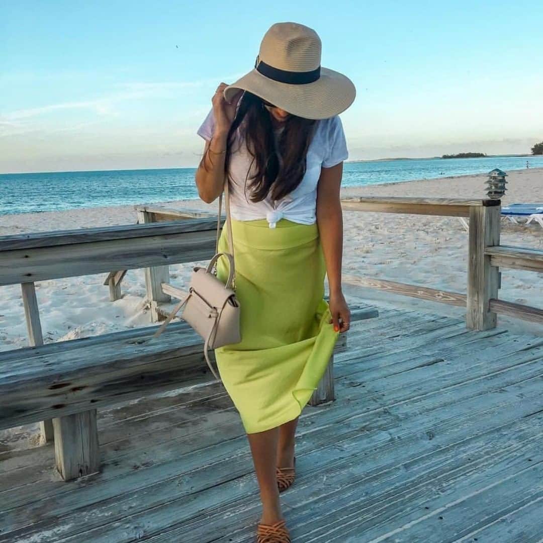 ヴィンスカムートさんのインスタグラム写真 - (ヴィンスカムートInstagram)「@kristinnswisher perfectly capturing that #vacation glow in her Vince Camuto hat! #standoutstyle #spring2019」4月25日 2時15分 - vincecamuto