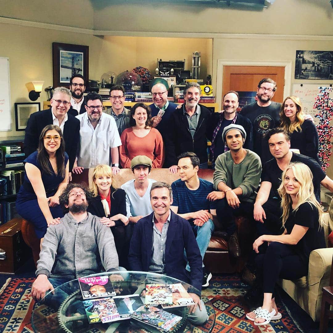 メリッサ・ラウシュのインスタグラム：「About to go into our table read for the series finale written by this group of geniuses ~ AKA: the heart and soul of @bigbangtheory_cbs 💗People often ask what the secret is behind the success of the show...well, it's no secret...it's the sheer brilliance of these incredible minds. Love them all so very much @stevemolaro @mildmanneredsteveholland @anthonydelbroccolo @misstarahernandez  @goetech @billprady @ericlinuskaplan  #chucklorre #mariaferrari #andygordon #jeremyhowe #adamfaberman」