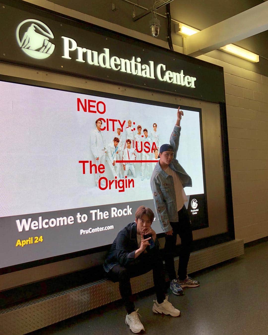 NCT 127さんのインスタグラム写真 - (NCT 127Instagram)「Are you ready?❤️💚 #NEOCITYinNJ #DDAY #WE_ARE_SUPERHUMAN #NCT127_SUPERHUMAN #SUPERHUMAN #NEOCITYinUSA #NCT127inUSA #NEWYORK #NCT127 #NCT」4月25日 2時24分 - nct127