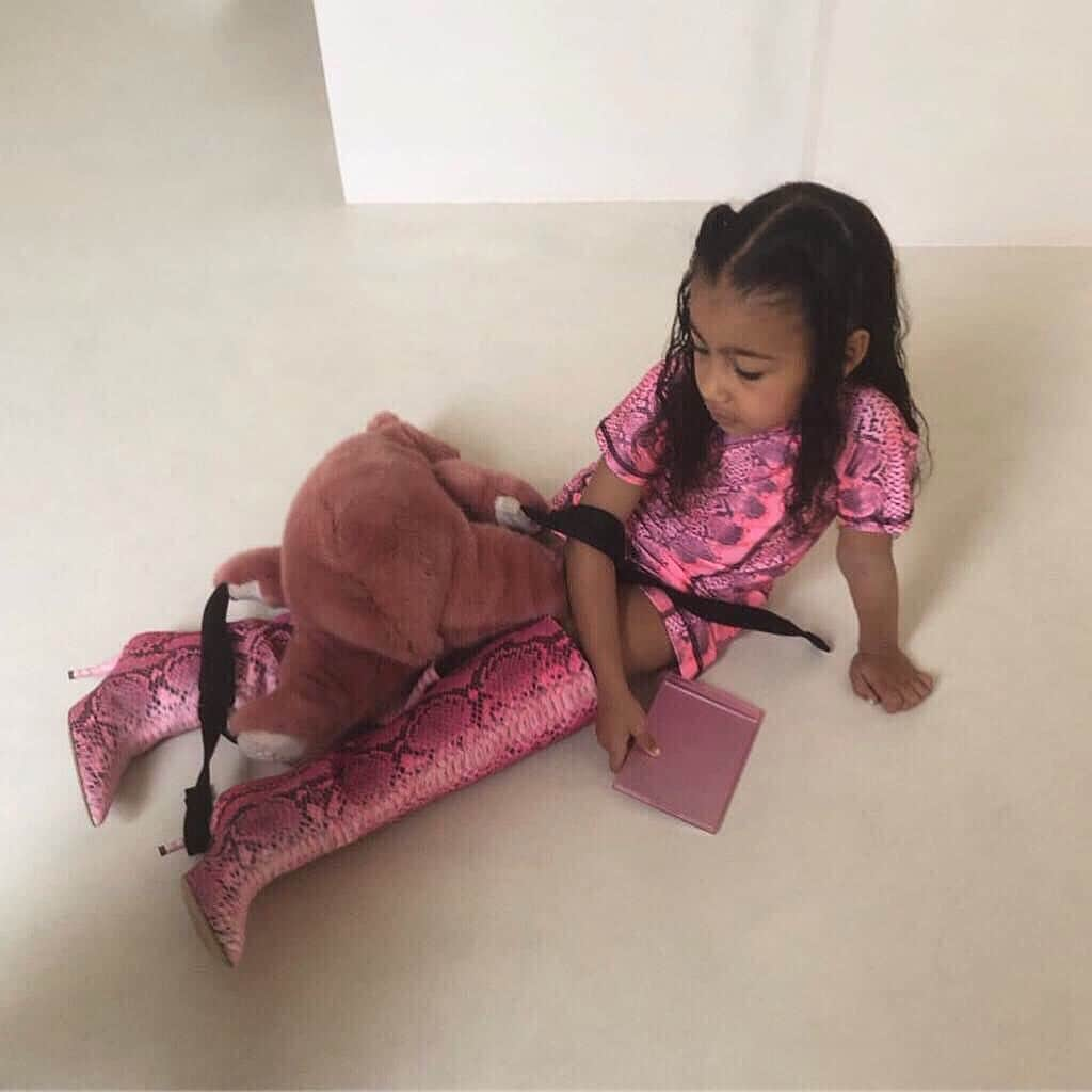 キム・カーダシアンさんのインスタグラム写真 - (キム・カーダシアンInstagram)「Sooooo Miss North dressed herself and thought she was ready for the day until I explained she couldn’t wear my boots. 😂💕」4月25日 2時30分 - kimkardashian