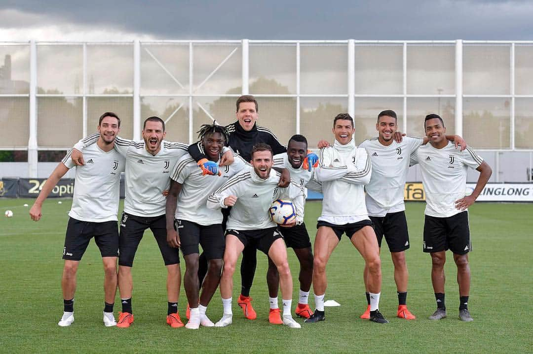 レオナルド・ボヌッチさんのインスタグラム写真 - (レオナルド・ボヌッチInstagram)「Squadra vincente 💪🏻💪🏻 #LB19 #FinoAllaFine」4月25日 2時37分 - bonuccileo19