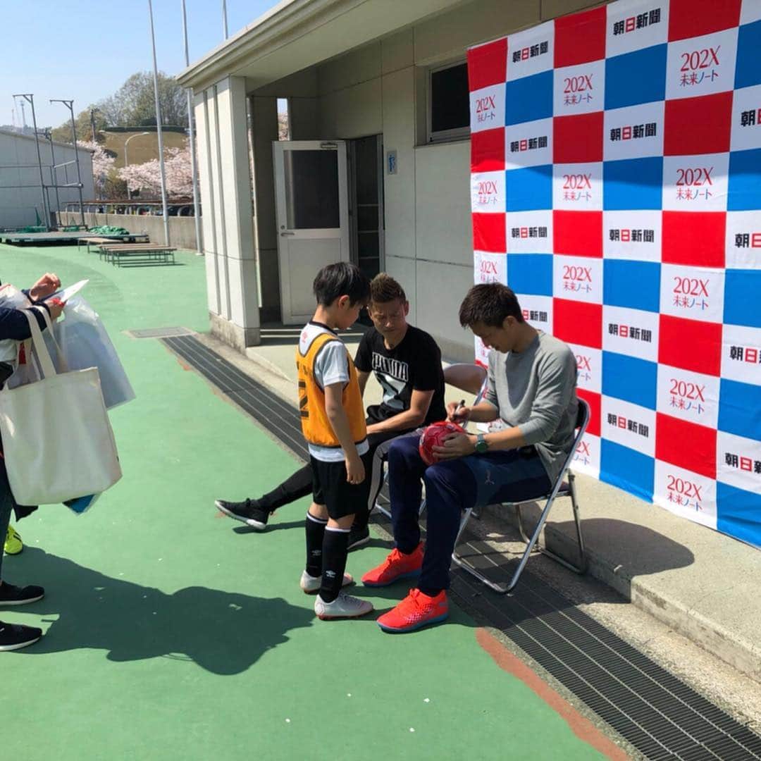 播戸竜二さんのインスタグラム写真 - (播戸竜二Instagram)「『朝日新聞サッカー教室』 ・ 朝日新聞さんはJリーグ100年構想パートナーです！ ・ サッカー普及の為に、いろいろな場所でサッカー教室を開催してくれています⚽️ ・ 今回は松山に行きました！ ・ 愛媛の英雄:福西崇史さんとも、長い時間一緒にいて、いろいろな事を話しました！ ・ 選手は、同じチームじゃないと、そんなに長く話す機会はないので、いろいろな事をゆっくり話せて嬉しかったです！ ・ 松山の美味しいモノも堪能し、子供達も喜んでくれ、最高に楽しい松山遠征でした！ ・ ・ #朝日新聞 #Jリーグ100年構想パートナー #サッカーは素晴らしい #福西崇史 #大先輩 #Puma #道後ビール #各地のクラフトビールを飲みたい #じゃこ天最高 #松山大学のみんなありがとう #愛媛松山の皆さんありがとう」4月25日 8時06分 - ryuji_bando