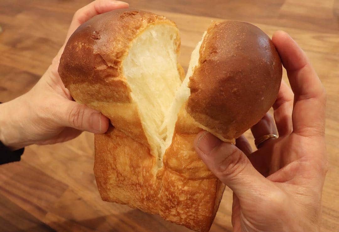 丘の上のパン屋 さんのインスタグラム写真 - (丘の上のパン屋 Instagram)「2019.04.25﻿ ﻿ おはようございます、﻿﻿ 丘の上のパン屋です。﻿﻿ ﻿ 毎日、好評頂いております食パンの焼き上がり時間は、9時半頃、13時半頃を予定しています。﻿ 他のパンとの兼ね合いにより、少し時間が前後する場合がございます。﻿ ﻿ ﻿ プレミアムブレッドもご用意しています。﻿ こちらは、国産小麦を使用し、蜂蜜や牛乳を加えほのかに甘みのある贅沢なパンです。﻿ ﻿ プレミアムブレッドのオススメのお召し上がり方は、﻿ 真ん中から手で半分にさいて、厚切りでお召し上がり頂くのがふわふわ感が感じられるかと思います。﻿ ﻿ まだ食べてない方は、ぜひお試しください。﻿ ﻿ ﻿ パンの焼き上がり時間や種類は、サイトからご確認出来ますのでプロフィールのURLからどうぞ。（ @okanouenopanya ）﻿ ﻿﻿ ﻿﻿ それでは、今日も焼き立てパンとともに﻿ 宜しくお願い致します。﻿﻿ ﻿ ﻿ −−−−−−−−−﻿ ﻿ 💬 ゴールデンウィーク ﻿ 04/29（月・祝）定休日﻿ 04/30（火・祝）臨時休業﻿ 05/01（水）営業﻿ 05/02（木）営業﻿ 05/03（金）営業﻿ 05/04（土）営業﻿ 05/05（日）営業﻿ 05/06（月）定休日﻿ 05/07（火）定休日﻿ ﻿ 5月より、定期日が月曜・火曜になります。﻿ ご迷惑をおかけしますが、よろしくお願いします。﻿ ﻿ −−−−−−−−−﻿ ﻿ 💬 スタッフ募集中です﻿  新たに一緒に働いてくれる仲間を募集しております。﻿ ﻿ 応募方法は郵送となります。 詳細はサイトをご確認ください。﻿ ﻿ −−−−−−−−−﻿ ﻿ 💬 ご予約について﻿ ﻿ ●予約可能商品﻿ ・食パン 9:30 / 14:00﻿ ・カンパーニュ﻿ ・バゲット﻿ ・エッグタルト﻿ ※グルテンフリー米粉パン(プレーン、大納言)﻿ ※低糖質ふすまパン(3本から)﻿ ※一升パン﻿ (※は木、金のお渡しになります)﻿ ﻿ 📞 045-530-9683（クロワッサン🥐）﻿ ﻿ −−−−−−−−−﻿ ﻿ 🛒 オンラインショップ﻿ ﻿ グルテンフリーの米粉食パンの﻿ 通販を行っております。﻿ サイトからご確認ください。﻿ ﻿ −−−−−−−−−﻿ ﻿ 🏷﻿ #丘の上のパン屋 #食パン #横浜 #青葉区 #たまプラーザ #ベーカリーカフェ #パン屋 #パン #パン屋さん #横浜パン屋 #🍞 #焼き立てパン #美しが丘 #美しが丘西 #田園都市線 #天然酵母 #国産小麦 #発酵バター#bakery #boulangerie #boulanger #yokohama#instabread #instafood #pane #sourdough #naturalyeast﻿ ﻿ ﻿ ﻿」4月25日 8時09分 - okanouenopanya