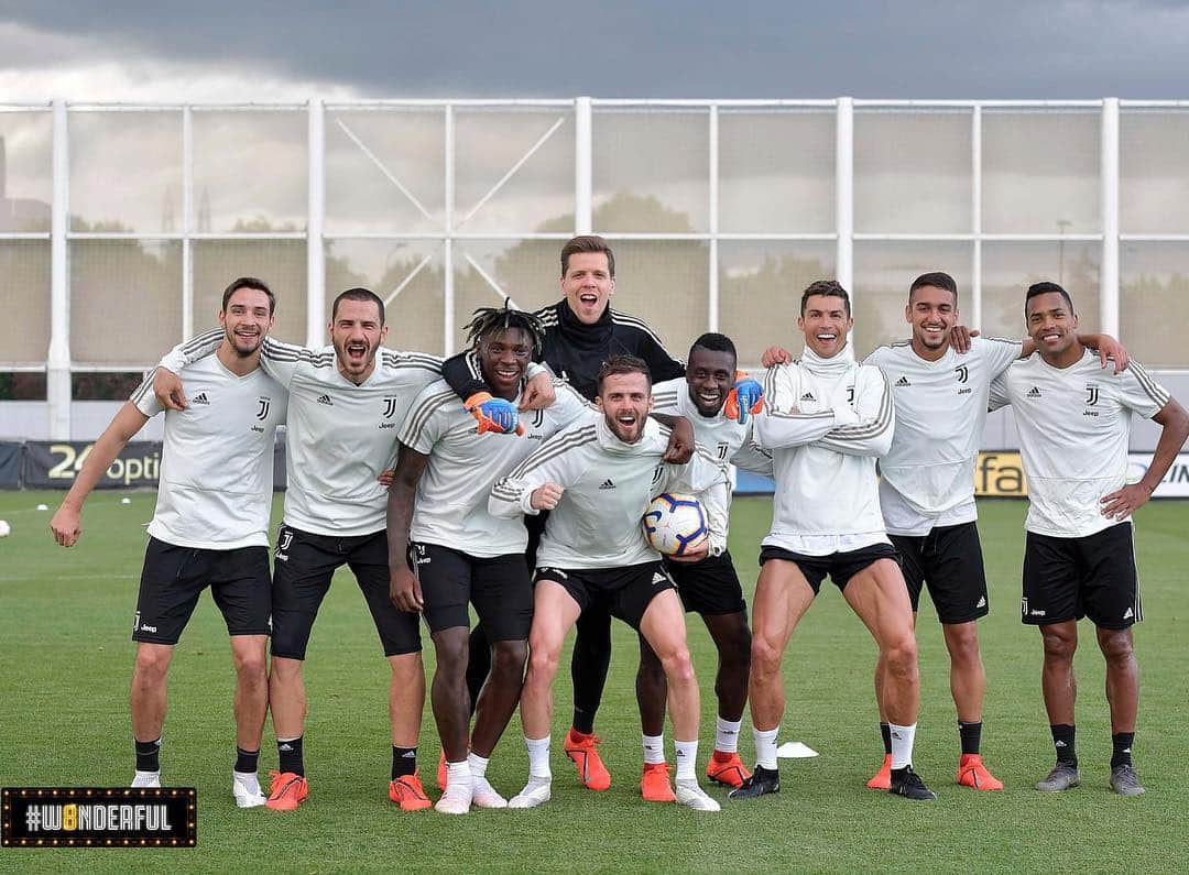 ヴォイチェフ・シュチェスニーのインスタグラム：「Mood at training 😂💪⚪️⚫️ #ForzaJuve」