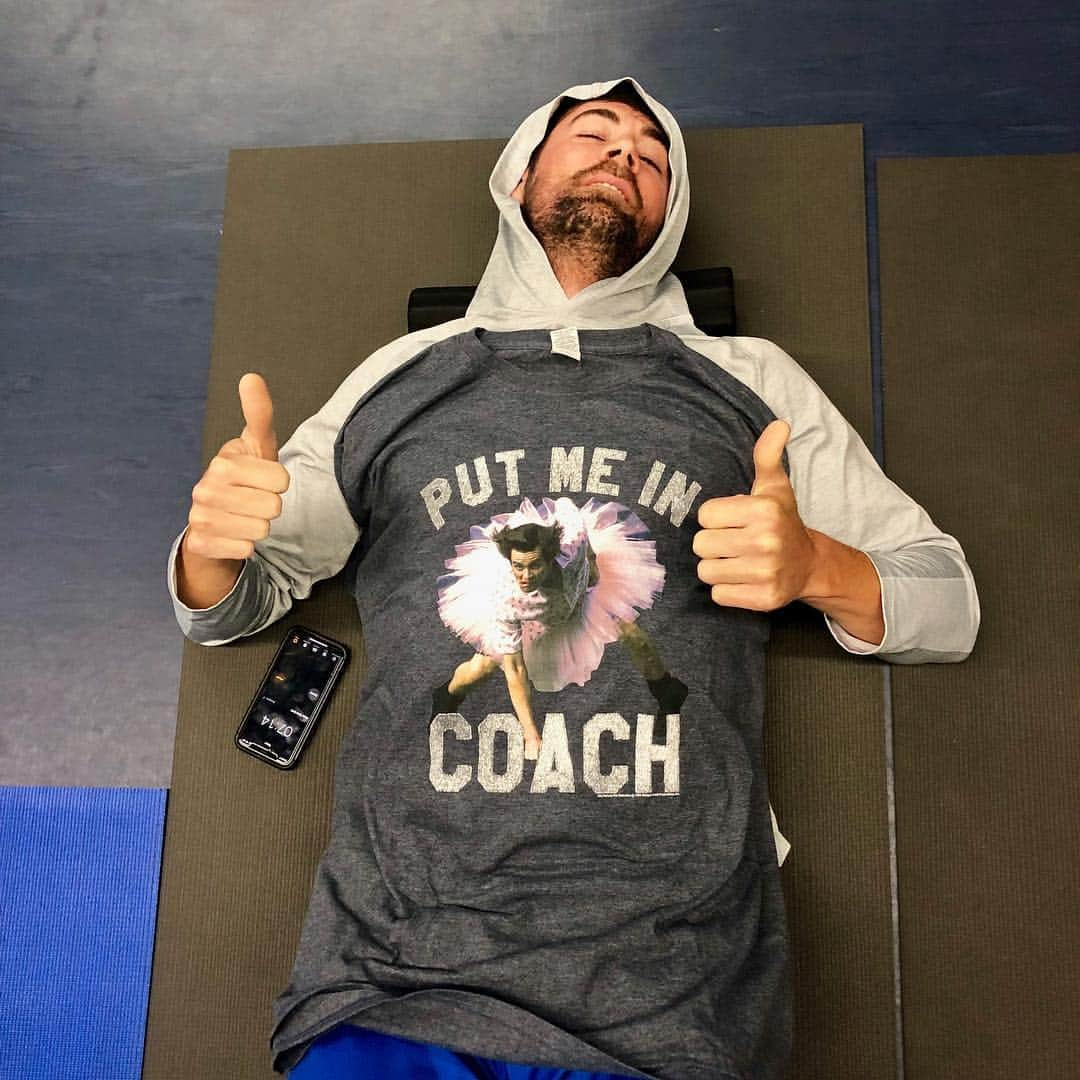 コール・ハメルズのインスタグラム：「Getting ready for another game here at #wrigleyfield! Thanks @arizz_44 for all the motivation in the world! Been sitting on the photo for way too long!! #aceventura #putmeincoach #jimcarrydoppelganger @cubs」