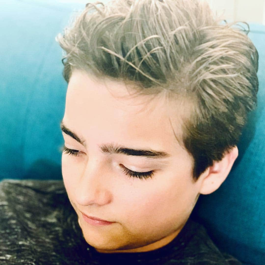 イライアス・ハーガーさんのインスタグラム写真 - (イライアス・ハーガーInstagram)「How do you like my new ‘do? 💇🏼‍♂️😎 Do you prefer long or short hair on guys? (swipe to see the finished look.) Haircut by: @annamariaorzano」4月25日 2時42分 - eliasharger