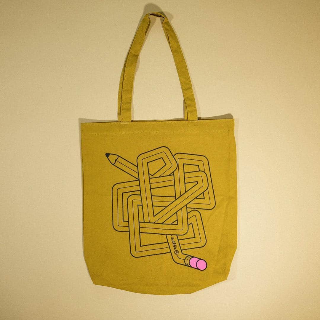 Dribbbleさんのインスタグラム写真 - (DribbbleInstagram)「Our friend @ryanputnam is speaking at Hang Time NYC, our one-day design fest. It would be totes adorbs to show up with the bag he designed. Just sayin.⠀ Save $100 on your ticket w/discount code hangtimesocial (link in bio for tickets and Dribbble shop)⠀ ⠀ #dribbble #hangtimenyc」4月25日 2時50分 - dribbble