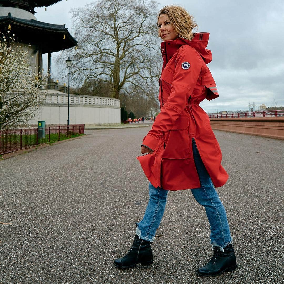 カナダグースさんのインスタグラム写真 - (カナダグースInstagram)「Spotted in our Seaboard Jacket: @juliet - prepared for anything that unpredictable Spring might throw at her - thanks to its waterproof fabric and seam-sealed construction #DryAnywhere #Spring19  Learn more about the Seaboard and other Canada Goose raincoats via link in bio.」4月25日 2時51分 - canadagoose