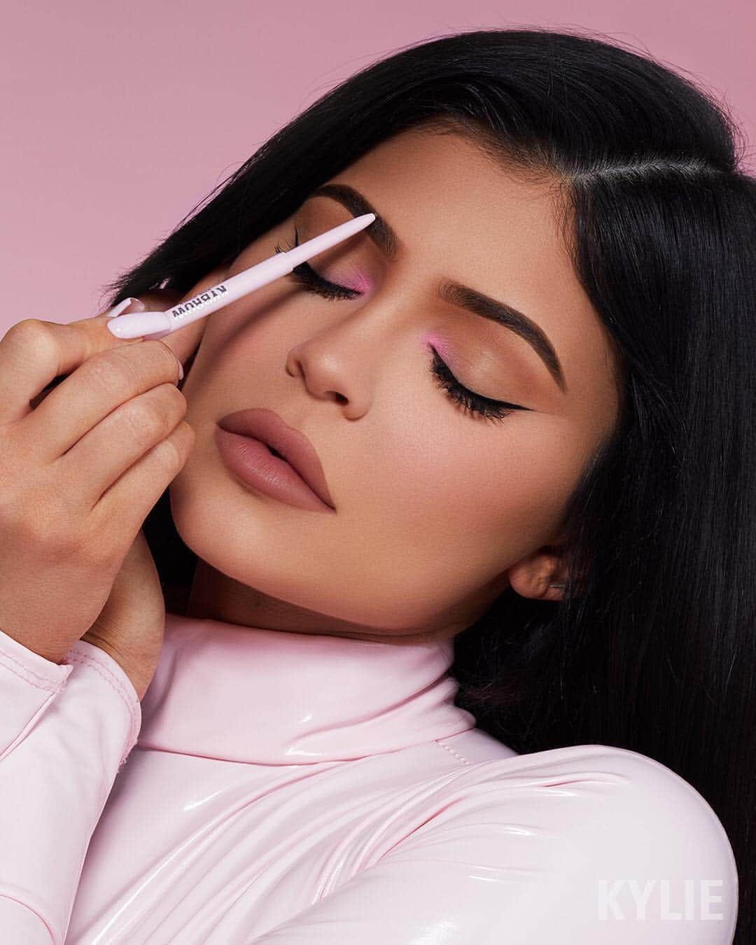 Kylie Cosmeticsさんのインスタグラム写真 - (Kylie CosmeticsInstagram)「The Kybrow Pencil $14 ✨ @KylieJenner is wearing shade Medium Brown! We can’t wait for the entire #Kybrow Collection to launch on 4/29..」4月25日 2時58分 - kyliecosmetics