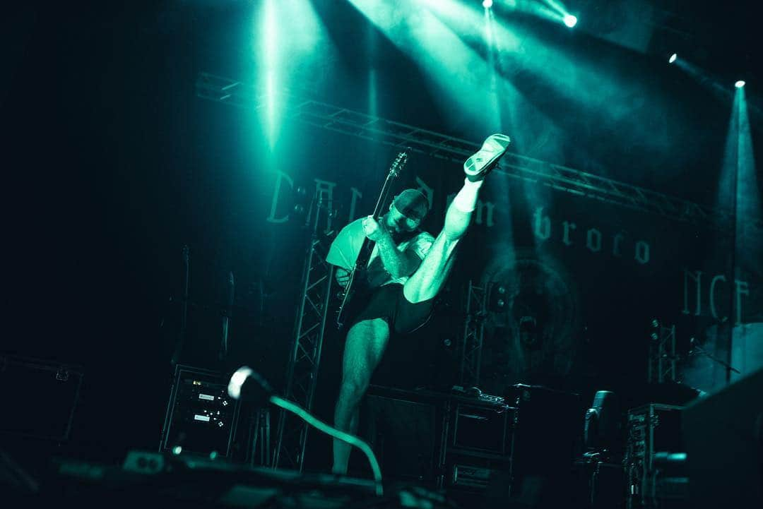 Don Brocoさんのインスタグラム写真 - (Don BrocoInstagram)「Get you a man that surprises you with roses just before the show 🌹 @luisrodphotography」4月25日 3時01分 - donbroco