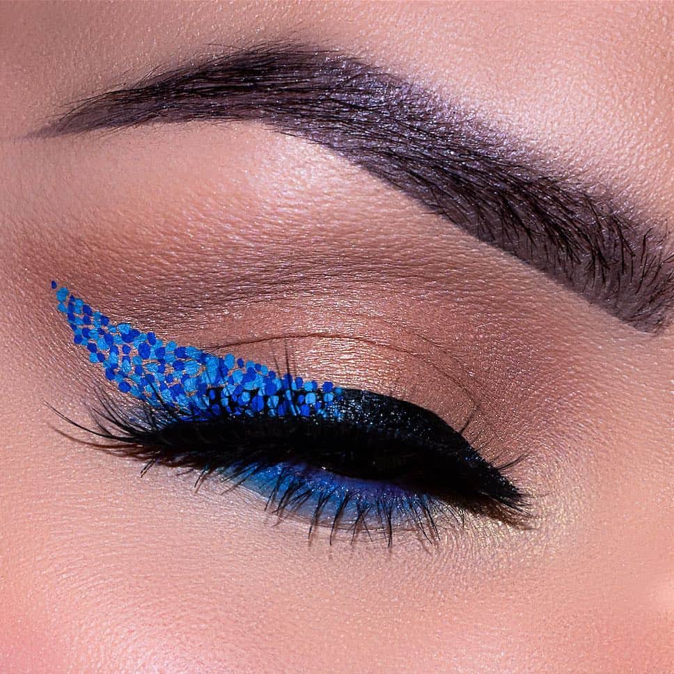 Motives Cosmeticsさんのインスタグラム写真 - (Motives CosmeticsInstagram)「@ElyMarino is giving us major Spring break vibes with this dotted Laguna eyeliner look. Get the look:  1.Begin by blending “Caramel” shadow into the crease and blend  2.Using “Love Me” on a flat brush apply to the entire lid  3.Line the eye with “Luxe Precision Liner” but stopping before adding g the wing  4.Taking “Azure” liquid liner Dot it in the shape of the winged liner you desire (both bigger and smaller dots for variation  5.Using “Radical” liner repeat step  4. Till you have your desired look and adding interest to your everyday winged liner  6.Blend “RainCheck” o to lower lash line . . . .  #motives #motivescosmetics #makeup #mua #makeuplove #makeupartist #naturalmakeup #beauty #worldmakeupartist #makeupadict #makeupobsessed #eyetutorial #makeuptutorial」4月25日 3時03分 - motivescosmetics