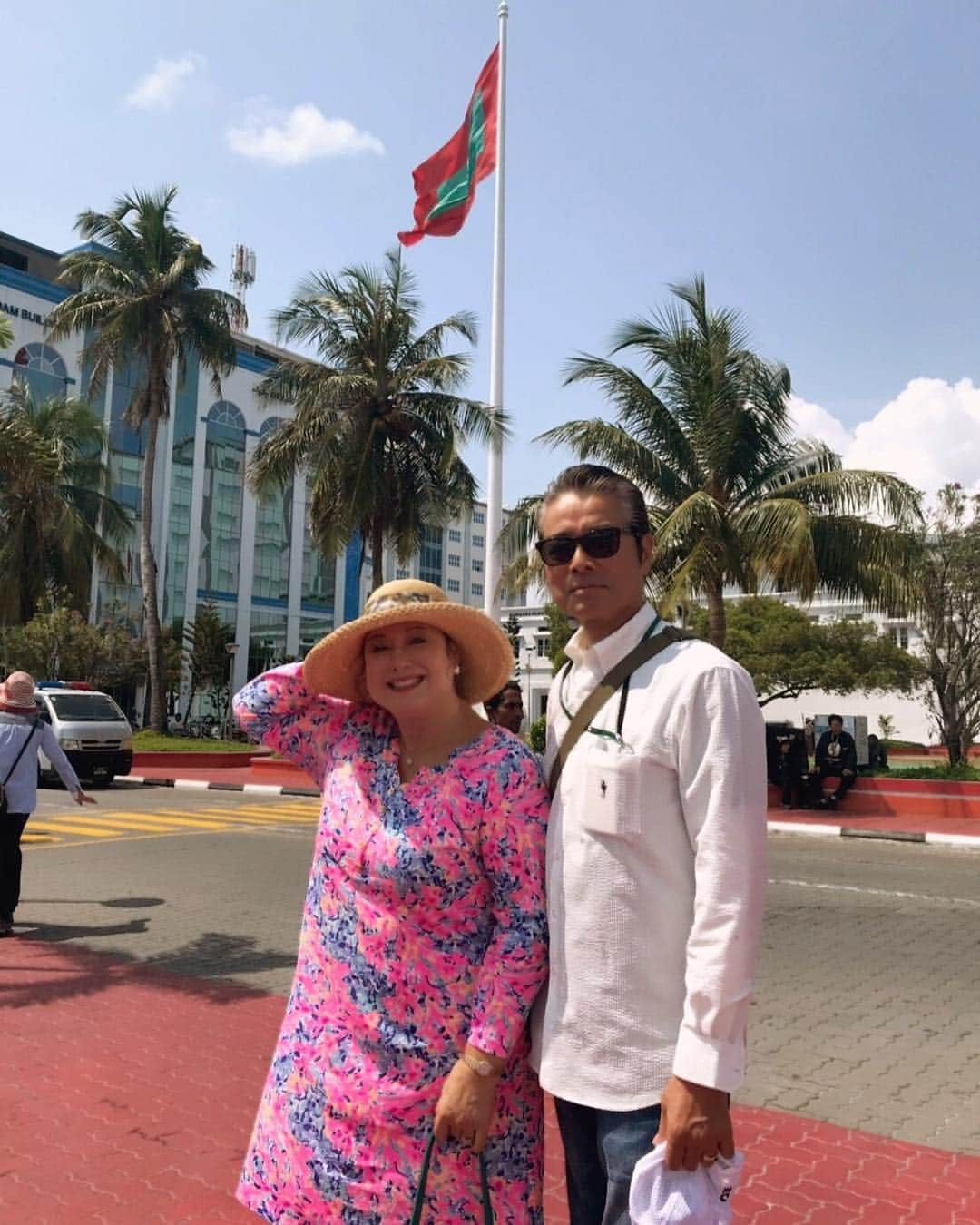 キャシー中島さんのインスタグラム写真 - (キャシー中島Instagram)「*﻿﻿ #モルディブ に着きました。﻿ モルディブには大きな桟橋が無いので﻿ 沖合に停船します。﻿ ﻿ 朝、ドアのポケットにモルディブの旗が入っていました。﻿ 出航する時にみんなでこの旗を振るようです🚩﻿ ﻿ ふっと見ると日本の自衛隊の船が🚢﻿ こんな遠いインド洋で会えるなんて、﻿ 勝野パパは感動していました。﻿ なんのお仕事かはわからないですが気をつけてくださいませ❣️﻿ さあ小さな船に乗ってモルディブに上陸です。﻿ ﻿ *﻿ 小さな船に乗って港に行きます。﻿ この船の揺れること！﻿ ﻿ 無事にモルディブに上陸しました。﻿ 5日ぶりの地上です。﻿ ﻿ モルディブのイメージは﻿ インド洋の真珠だったのでしたが﻿ 首都のマレはリゾート地の感覚もなく海は港だし、一昔前のベトナムのよう。﻿ バイクもすごく多いしね！﻿ ﻿ こんなに大事にされていないプルメリアの木を見たのも初めてでした。﻿ きっと他の島は綺麗なんでしょうね！﻿ ﻿ ﻿ *﻿ #キャシー中島#kathynakajima﻿ #勝野パパ#勝野洋﻿ #夫婦#couple#夫婦旅 ﻿ #JTB#JTBクルーズ﻿ #サンプリンセス#sunprincess ﻿ #クルーズ#船旅 #cruise ﻿ #インド洋#indianocean ﻿ #モルディブ #maldives」4月25日 3時07分 - official_kathynakajima