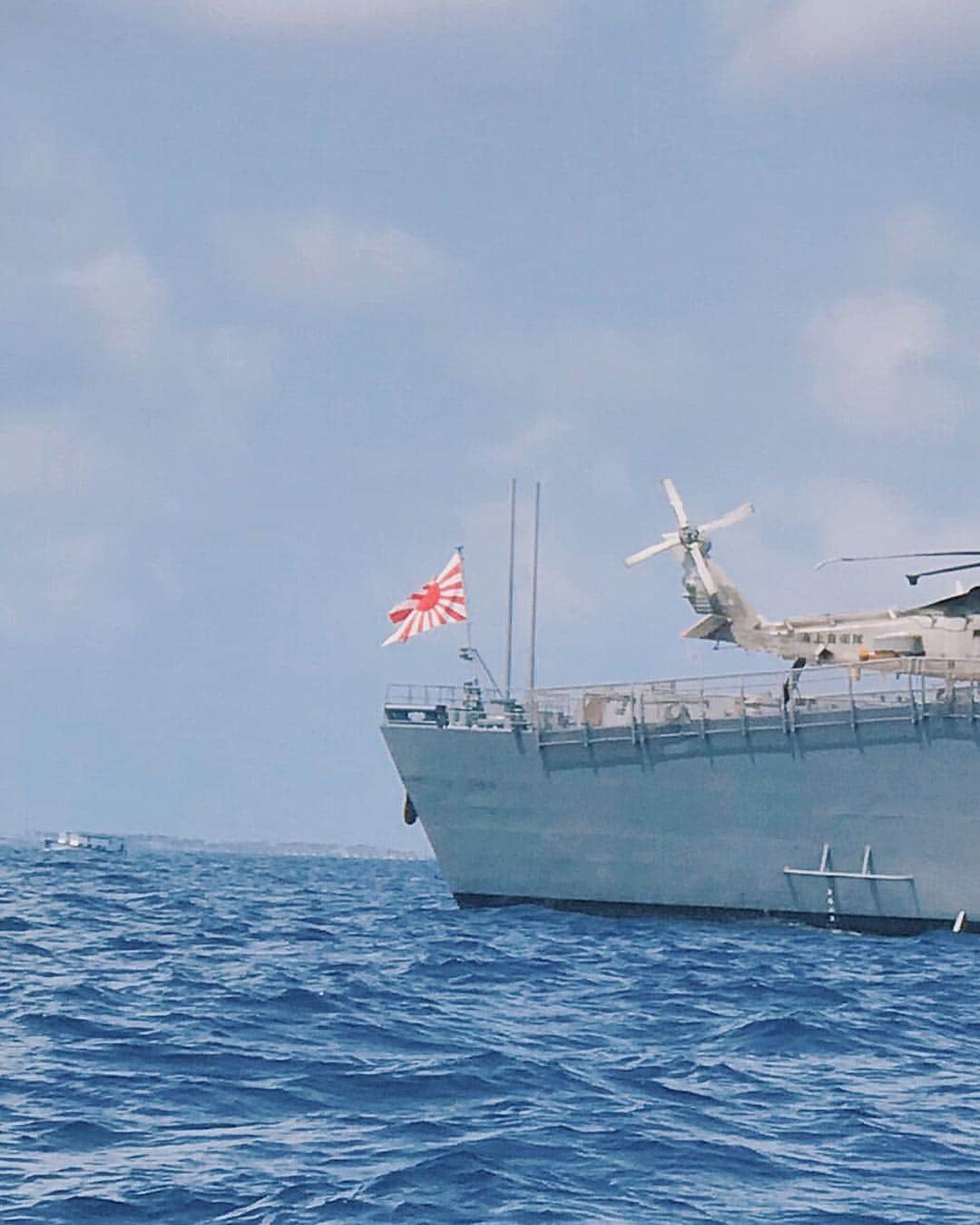 キャシー中島さんのインスタグラム写真 - (キャシー中島Instagram)「*﻿﻿ #モルディブ に着きました。﻿ モルディブには大きな桟橋が無いので﻿ 沖合に停船します。﻿ ﻿ 朝、ドアのポケットにモルディブの旗が入っていました。﻿ 出航する時にみんなでこの旗を振るようです🚩﻿ ﻿ ふっと見ると日本の自衛隊の船が🚢﻿ こんな遠いインド洋で会えるなんて、﻿ 勝野パパは感動していました。﻿ なんのお仕事かはわからないですが気をつけてくださいませ❣️﻿ さあ小さな船に乗ってモルディブに上陸です。﻿ ﻿ *﻿ 小さな船に乗って港に行きます。﻿ この船の揺れること！﻿ ﻿ 無事にモルディブに上陸しました。﻿ 5日ぶりの地上です。﻿ ﻿ モルディブのイメージは﻿ インド洋の真珠だったのでしたが﻿ 首都のマレはリゾート地の感覚もなく海は港だし、一昔前のベトナムのよう。﻿ バイクもすごく多いしね！﻿ ﻿ こんなに大事にされていないプルメリアの木を見たのも初めてでした。﻿ きっと他の島は綺麗なんでしょうね！﻿ ﻿ ﻿ *﻿ #キャシー中島#kathynakajima﻿ #勝野パパ#勝野洋﻿ #夫婦#couple#夫婦旅 ﻿ #JTB#JTBクルーズ﻿ #サンプリンセス#sunprincess ﻿ #クルーズ#船旅 #cruise ﻿ #インド洋#indianocean ﻿ #モルディブ #maldives」4月25日 3時07分 - official_kathynakajima