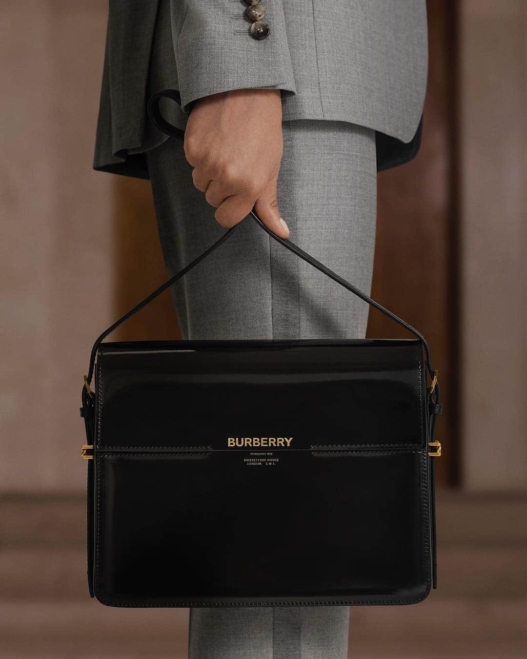 Burberryさんのインスタグラム写真 - (BurberryInstagram)「Introducing Grace . Our Horseferry print accentuates a new #Burberry bag icon . #Kingdom #BurberrySpringSummer19 #TBRT」4月25日 3時21分 - burberry