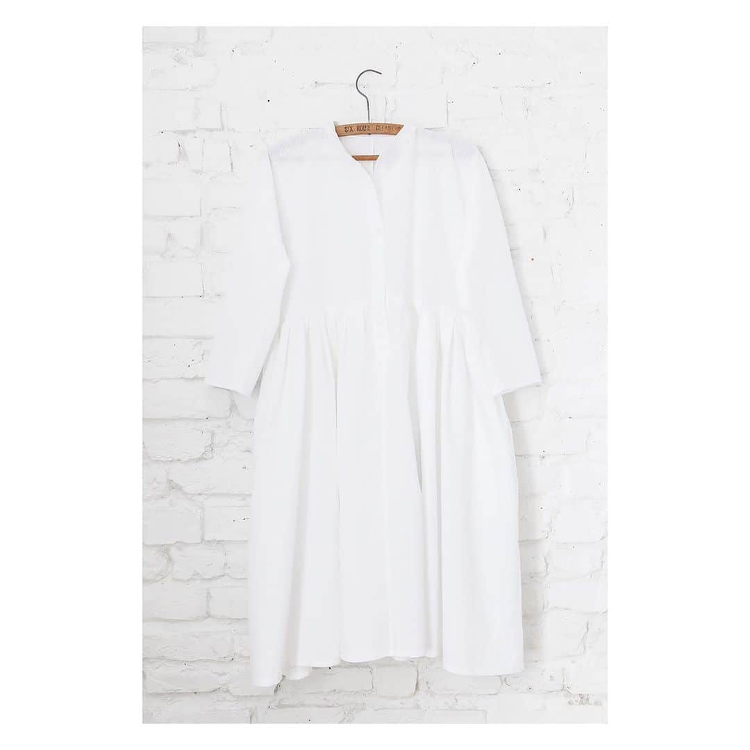 キャベジズ&ローゼズのインスタグラム：「A wonderfully textured dress made from the lightest seersucker ❤️ Angelica is a delight for spring days. With neat pleats and a dainty collar, she is cut loose so is supremely flattering and is made from oeko-tex approved fabric so is environmentally friendly #newarrival #madewithlove❤️ #madeinlondon #newdesigns #seersucker #slowfashion #whitedress #springstyle #cabbagesandroses #cabbagesandrosesfashion @christina_strutt @cabbagesandroses_shop 👆Link In Bio👆」