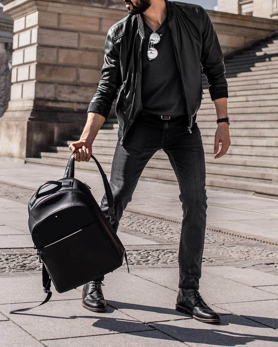 Men Withさんのインスタグラム写真 - (Men WithInstagram)「Great photo of @mrjasonday carrying travel essentials by @montblanc 👌🏽 Tap to shop! #Montblanc #reconnect2theworld #ad」4月25日 3時19分 - menwithstreetstyle