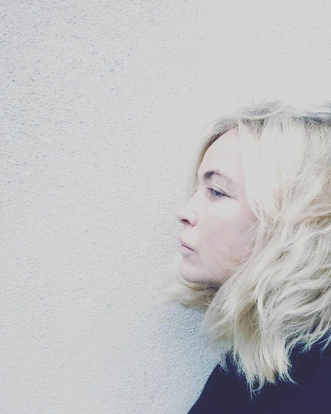 エマニュエル・ベアールのインスタグラム：「#pageblanche  the blank slate hungers to be written upon..... #beinganactress ☺️ #emmanuellebeart」