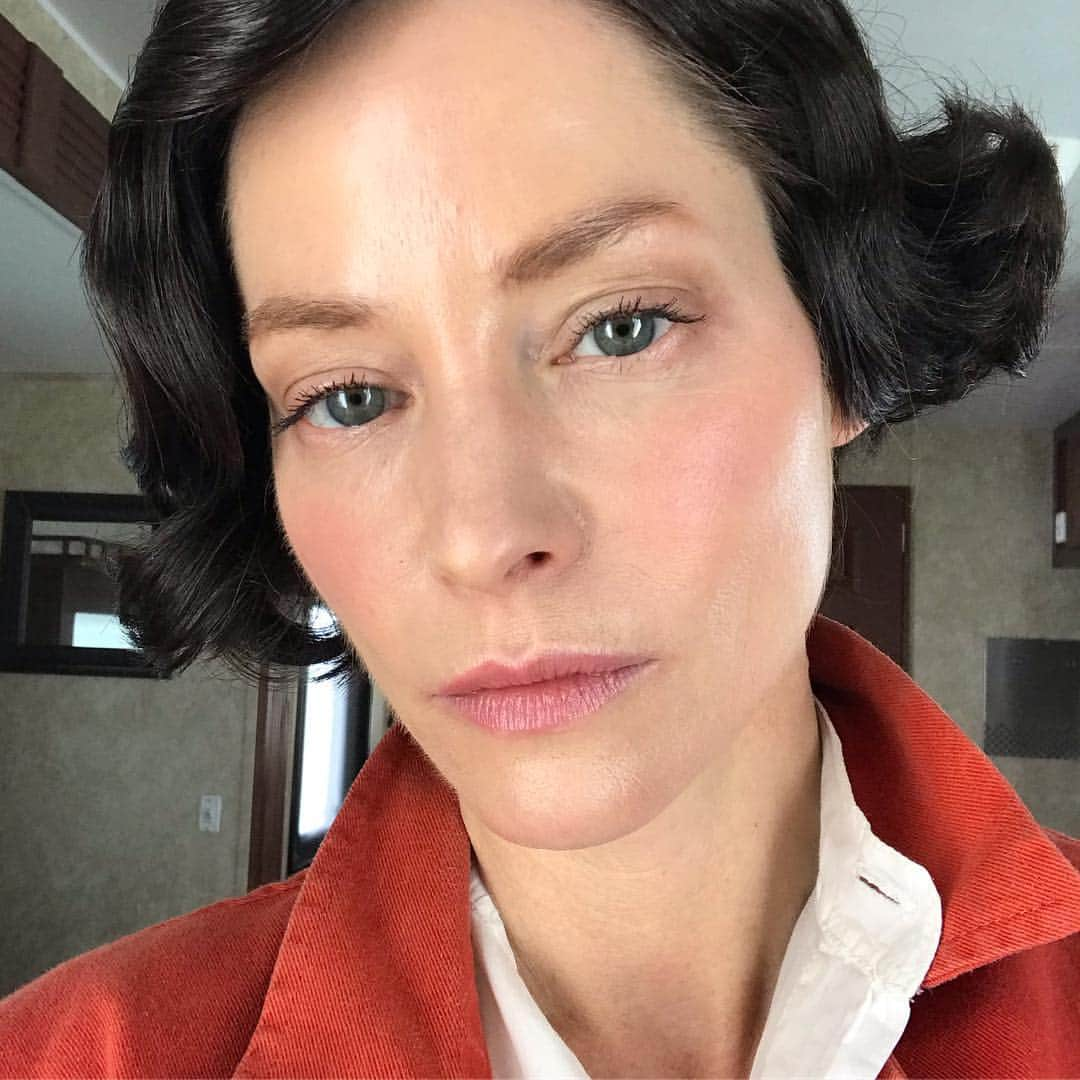 シエンナ・ギロリーさんのインスタグラム写真 - (シエンナ・ギロリーInstagram)「I don’t need a dog anymore, I’ve fallen for this wig. Trailer selfie as my favourite Mitford sister for the brilliant  @barryalexanderbrown @officialspikelee @sonofthesouthfilm #bobzellner #freedomriders #civilrights #nofilters #decca」4月25日 3時29分 - guilloryguillorybe