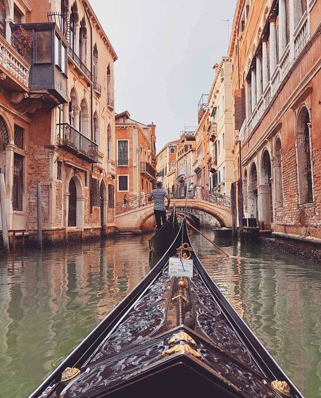 Instagramersさんのインスタグラム写真 - (InstagramersInstagram)「Enjoy Venezia by gondola with this image by @ulissevagabondo at @igersvenezia 📸❤️ Thank you for all your photos tagged at all our communities around the world #igersVenezia #igers #VeneziadaVivere」4月25日 3時39分 - igers