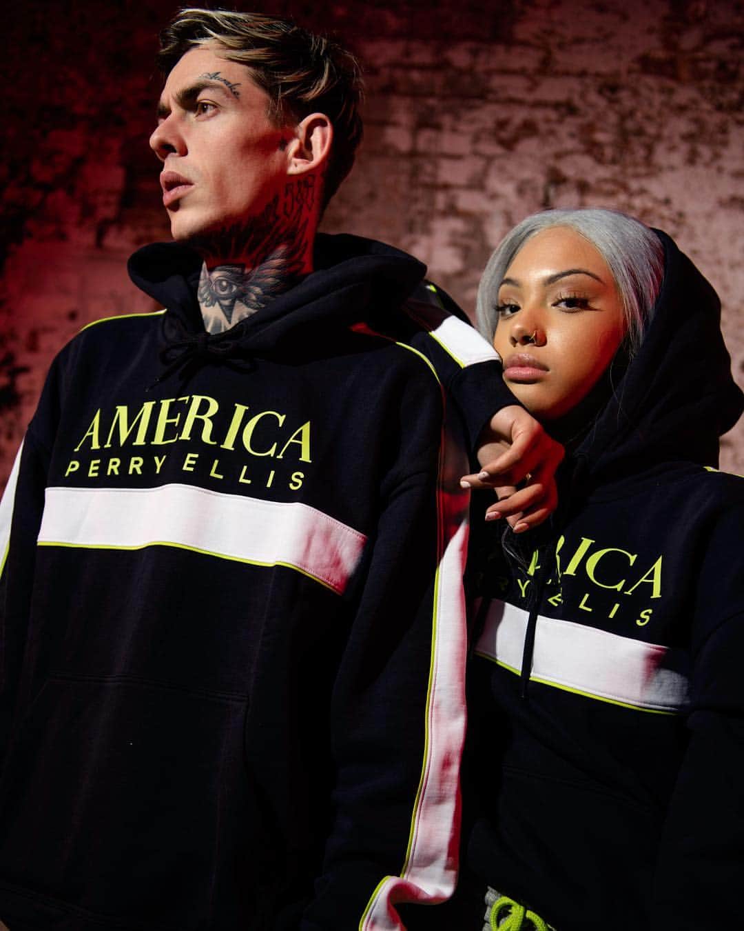 ペリーエリスのインスタグラム：「Time is money - this reinvented nineties look is made to keep you moving. Shop the Racer Stripe Hoodie and more from the new #PerryEllisAmerica collection. Link in bio. 📷 @ryanjayphoto」