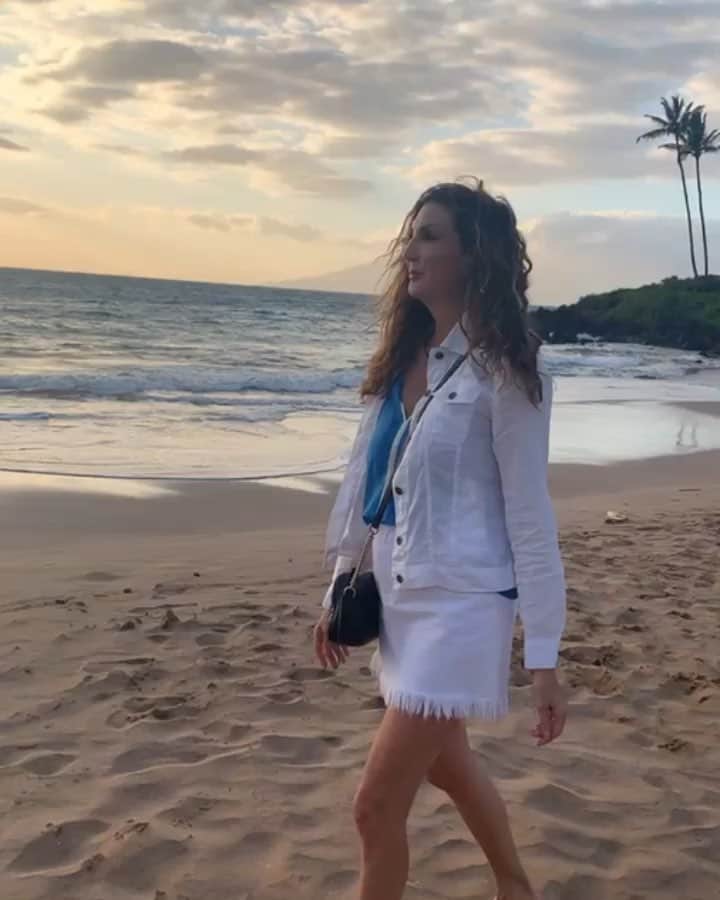 ヘザー・マクドナルドのインスタグラム：「What’s better than Maui? Sacramento. Come see my LIVE this weekend in Sacramento April 26 & 27. VIP tickets available to meet me after the show and get preferred seating 🥰 link in bio for all the ticket info.」