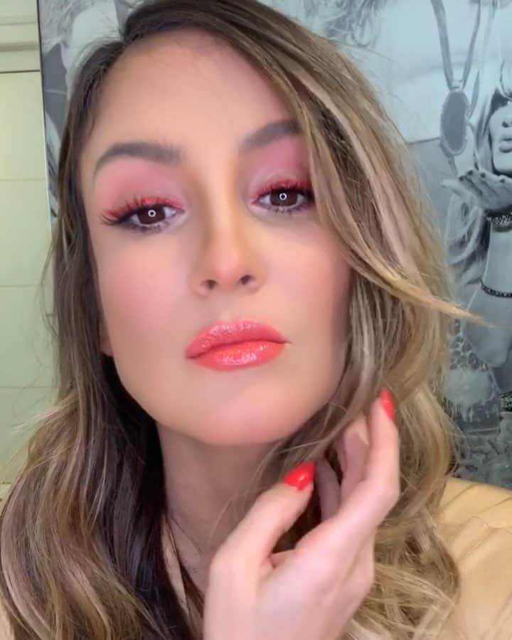 Claudia Leitteのインスタグラム：「Acabei de fazer a maquiagem pro trabalho de hoje. Fico me exibindo no espelho. Menina estranha se olhando. Ok. Aí, ele vem, tira onda com essa minha cara de golfo 🤢... e é quando eu me acho mais bonita!🥰rs Ele me faz tão bem! @mmpedreira ♥️」