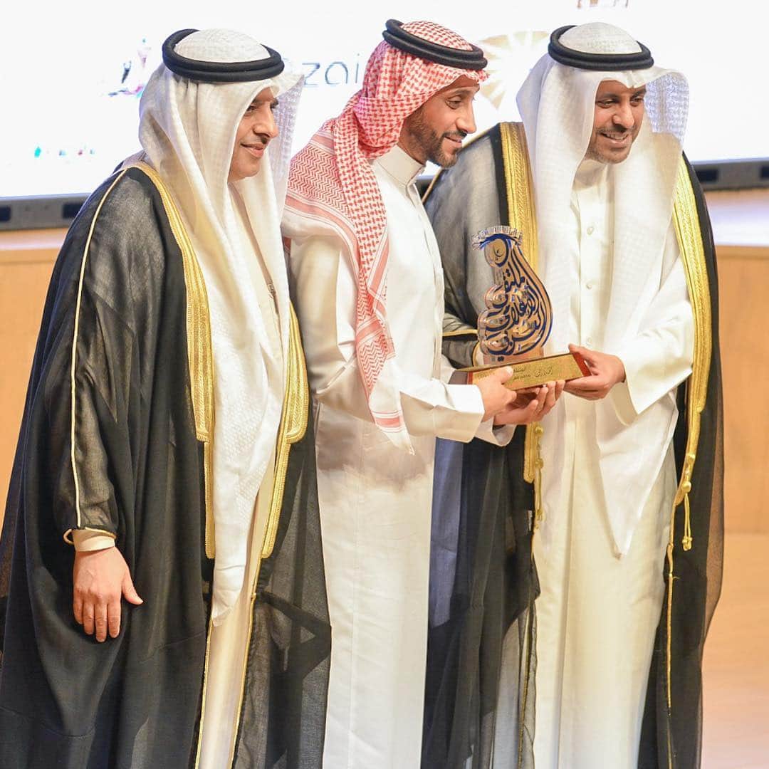 サーミー・アル＝ジャービルのインスタグラム：「#الملتقى_الاعلامي_العربي١٦  مع معالي وزير الإعلام ووزير الدولة لشئون الشباب محمد الجبري والأستاذ ماضي الخميس الأمين العام في حفل التكريم」