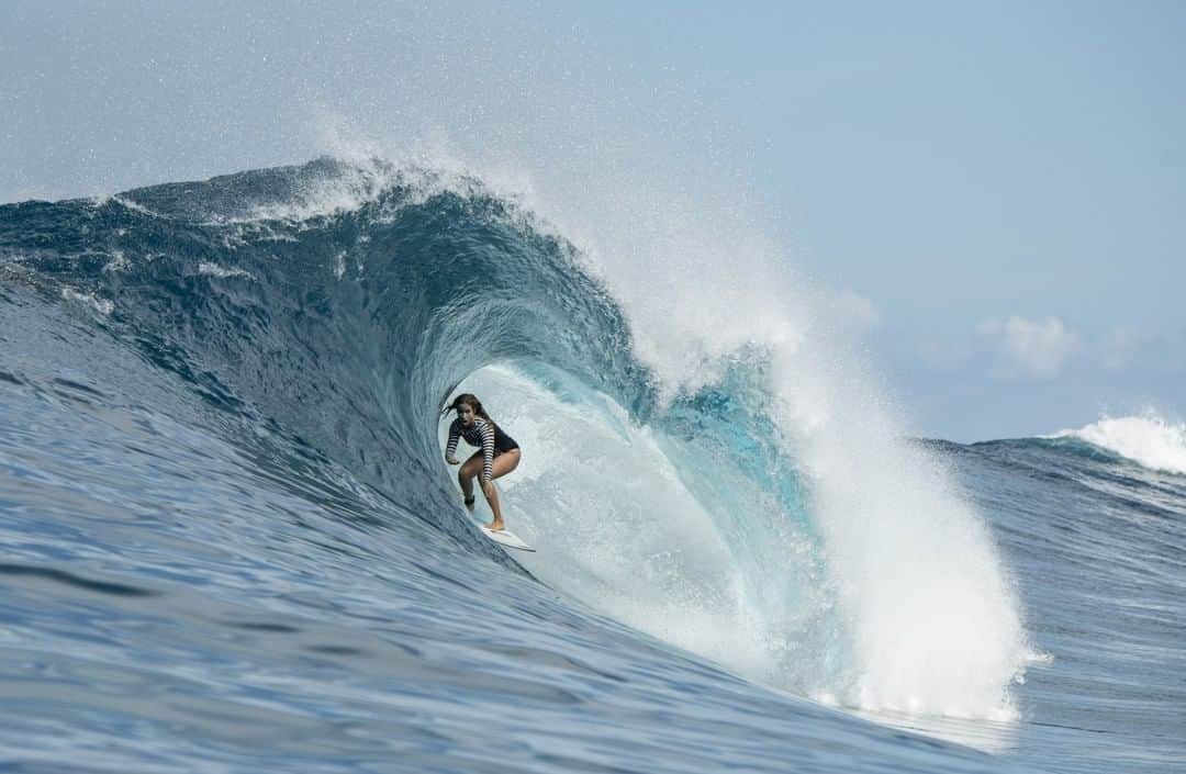 ロキシーさんのインスタグラム写真 - (ロキシーInstagram)「Waves of change with @lacurren in Tahiti captured by @timmckenna for @_ocean52 #POPsurf」4月25日 4時00分 - roxy