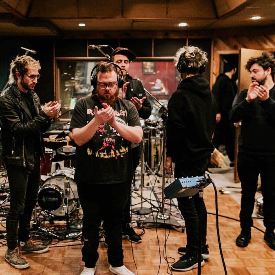 ASCAPさんのインスタグラム写真 - (ASCAPInstagram)「When you’re focused on getting that perfect group clap for the track 👏👏👏 @walkthemoonband #studiolife」4月25日 4時02分 - ascap