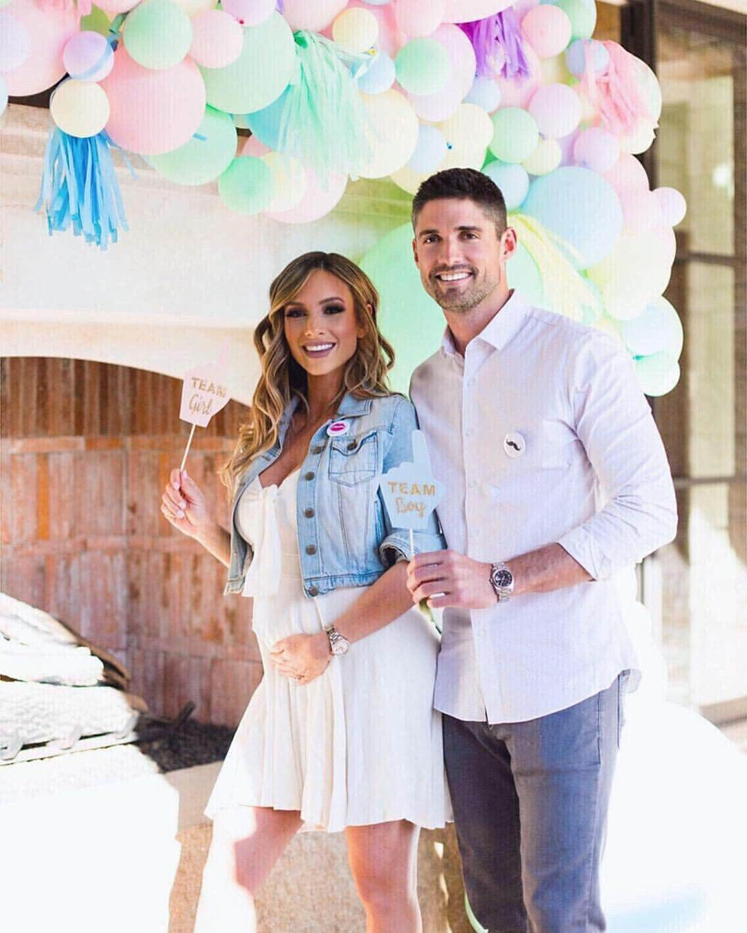 Paige Hathawayさんのインスタグラム写真 - (Paige HathawayInstagram)「OUR GENDER REVEAL IS LIVE! ✨ Video is posted on my YouTube channel! 👶🏼 WWW.YOUTUBE.COM/PAIGEHATHAWAY  COMMENT BELOW if you watch the video and your thoughts! I’m so excited to share this with all of you!!!! 🥰 Go check out the decorations, the guest list (and what our guests thought the gender was going to be) Also HOW WE DECIDED TO REVEAL THE GENDER and what new “parenting tips” our friends left for us... haha! 😆🙌🏼」4月25日 4時04分 - paigehathaway