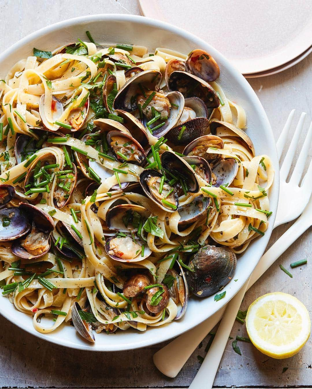 Gaby Dalkinさんのインスタグラム写真 - (Gaby DalkinInstagram)「I’m gonna need a bowl of this, a glass of white wine and maybe some bread to soak up all the sauce ASAP!!! Super easy (and impressive) clam linguini is up on the blog and it’s EVERYTHING 🌟」4月25日 4時04分 - whatsgabycookin