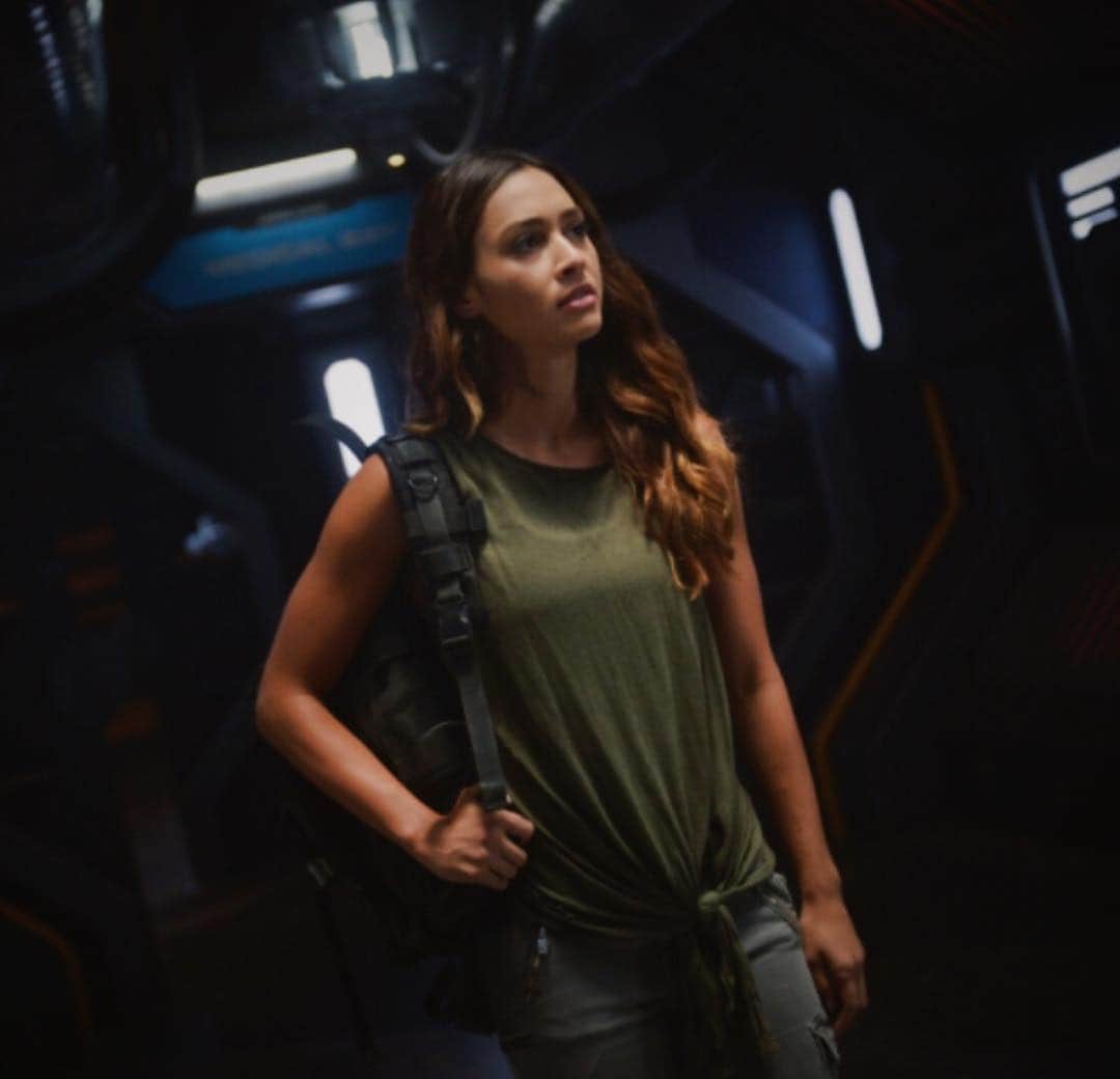リンジー・モーガンのインスタグラム：「@cw_the100 S6 premiere is eminent. TMinus 6 Days.」