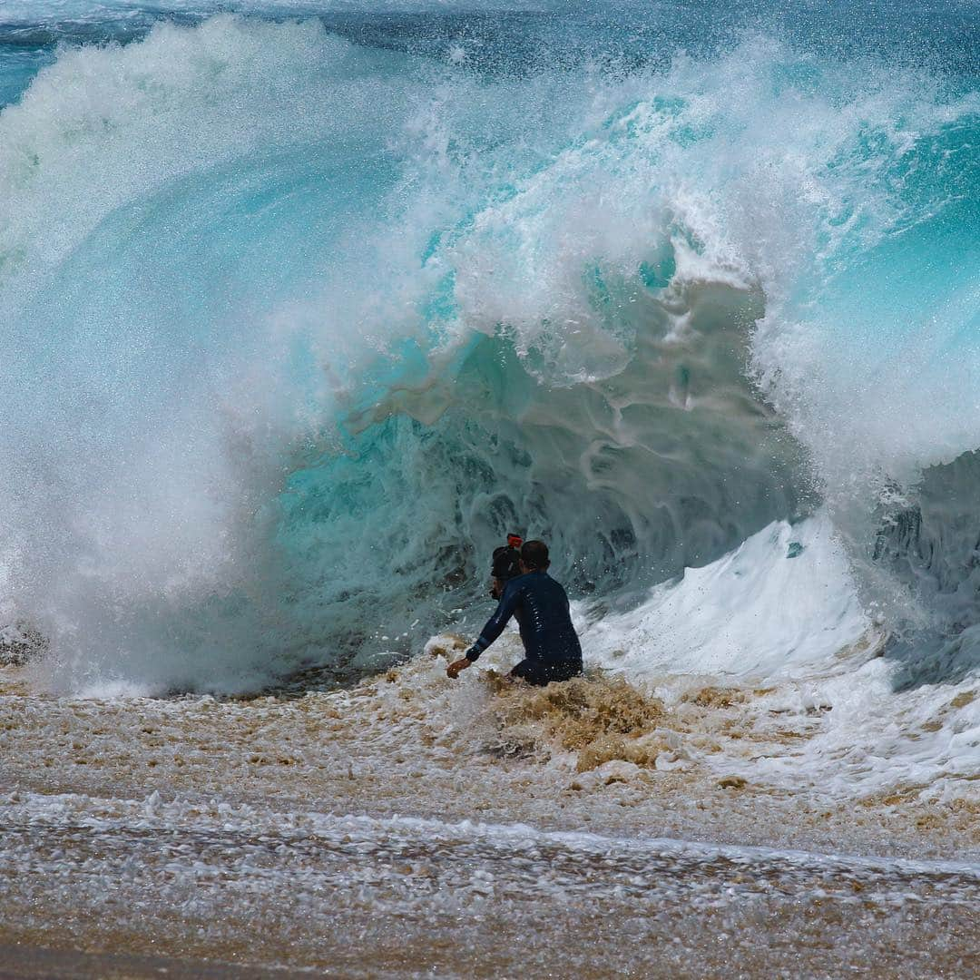 クラーク・リトルさんのインスタグラム写真 - (クラーク・リトルInstagram)「Finding da pukas And trying not to get hit by da pohakus with @lau_z_foto photo @jacobvandervelde #shorebreak #clarklittle 🆑」4月25日 4時13分 - clarklittle