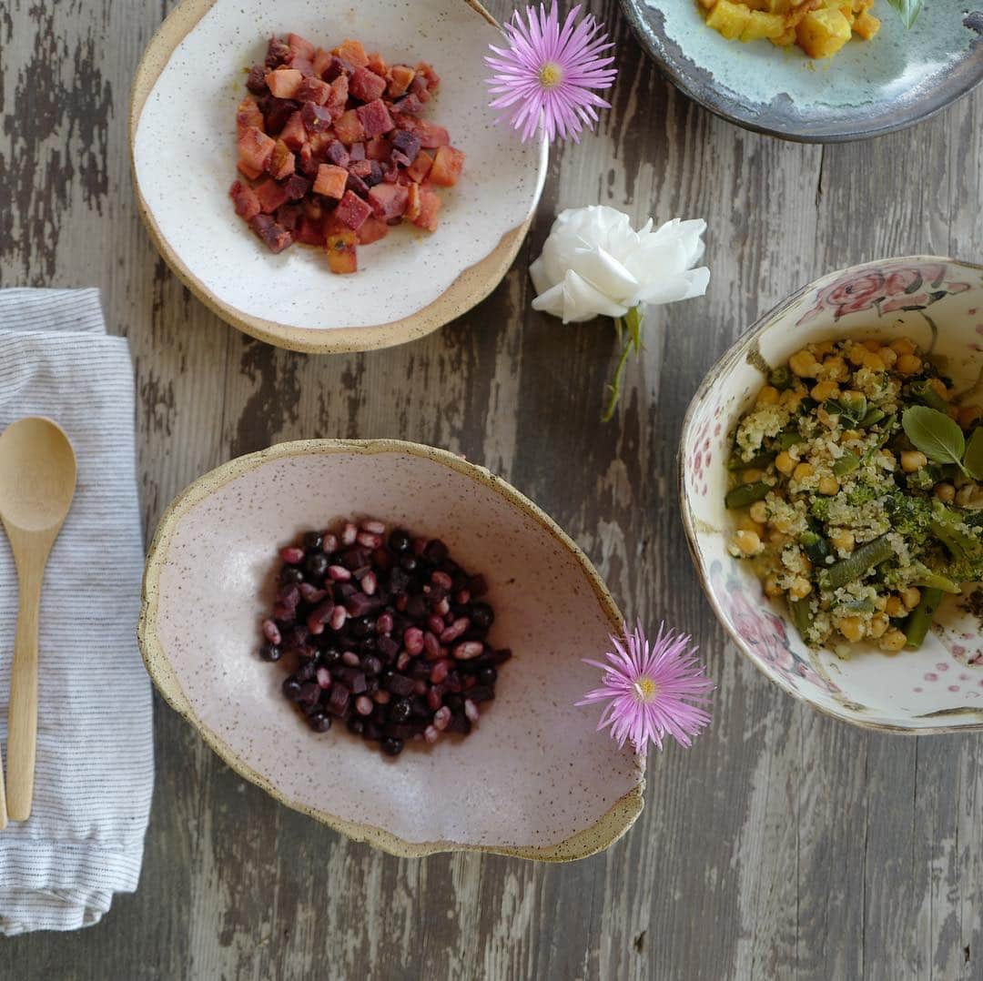 ニッキー・リードさんのインスタグラム写真 - (ニッキー・リードInstagram)「(Continued from previous post) Imperfect fruits and vegetables are often turned away from supermarkets due to us being conditioned to think everything has to be perfectly shiny and symmetrical in order for it to be “good”. So. Much. Waste. Well, Raised Real uses these imperfect foods too! I’m grateful to have these yummy perfectly portioned meals, because if the little isn’t in the mood for whatever reason, I’ll happily eat her plate. Stay tuned for more as we continue developing new meals, and please visit our website to start selecting your favorite meal combos! I’m so excited to be on this journey with all of you and thankful to the @raisedreal team for welcoming me into the family as an investor and advisor in this incredible company. Love, Nikki Ps this goes for both parents, of course, not just Moms. I just felt like as a Mom I wanted to share my experience with other Mamas. :) #realisperfect #raisedreal」4月25日 4時10分 - nikkireed