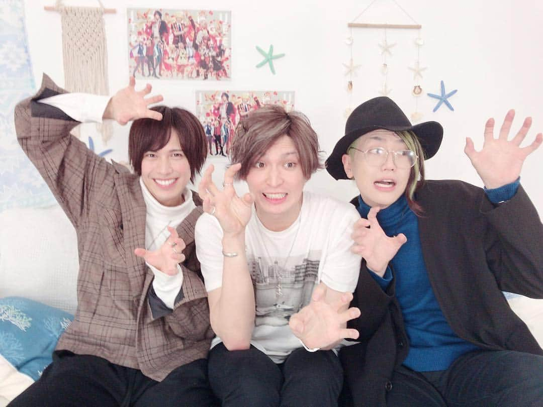 小波津亜廉さんのインスタグラム写真 - (小波津亜廉Instagram)「[24/4/19] Today was the official first episode of “Allen’s Chu Time”! Featuring guest actors from I-Chu Kawai Masahiro and Kurotaka! There will be an additional omake video featuring an arm wrestling contest! On the board: Round 1 Masahiro vs Kurotaka, Round 2 Allen vs Kurotaka. ⠀⠀⠀ ⠀ ⠀ #kohatsuallen #kawaimasahiro #kurotaka ⠀⠀⠀ ⠀ Source: Allen and Sumabo’s twitters」4月25日 4時13分 - ahun_andsome