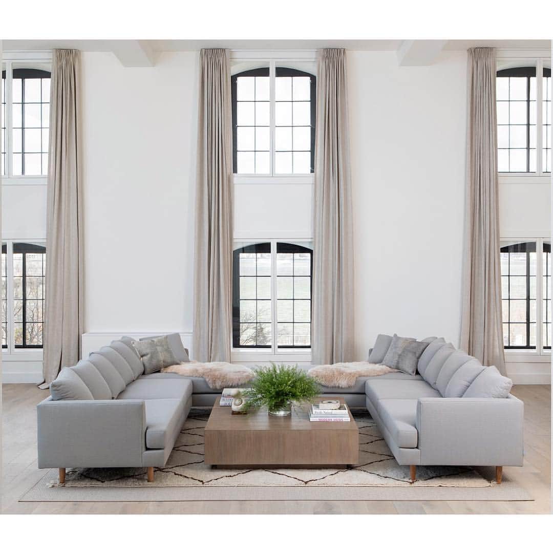 エリン フェザーストンのインスタグラム：「Still not sure how I pulled off a long-distance gut renovation and redecoration of my NYC apartment from LA while pregnant, but it was largely in thanks to my #1 favorite online decor resource @Perigold! Tap link in bio to read more about the project and how working with the right resources can make all the difference! 📷@selliotphoto #thefetherednest」