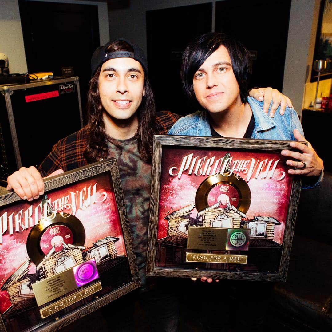 ピアス・ザ・ヴェイルのインスタグラム：「Happy Birthday to one of the most talented and incredible people we know, @kellinquinn !! 🎉👑」