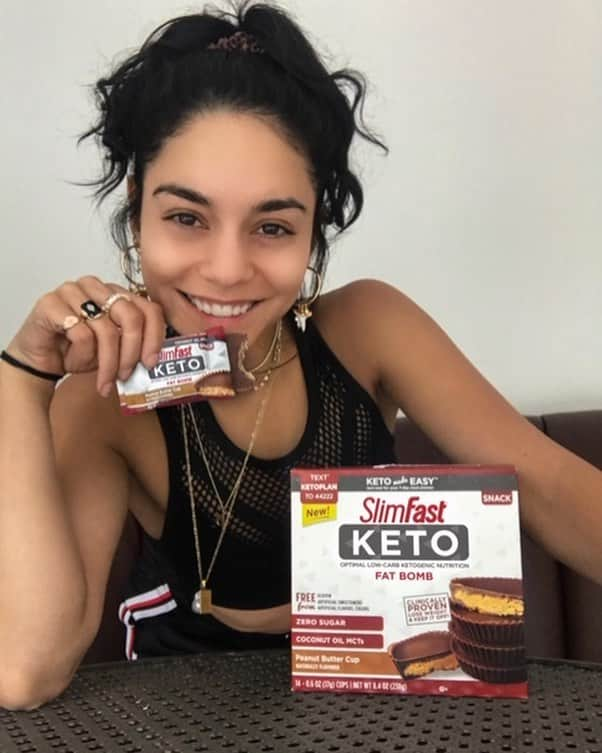 ヴァネッサ・ハジェンズさんのインスタグラム写真 - (ヴァネッサ・ハジェンズInstagram)「#ad Finally the perfect Keto snack!! 😍 @SlimFast #SlimFastKeto Peanut Butter Cup Fat Bombs are creamy peanut butter and chocolatey goodness… without all the sugar and carbs. And I loooovvvve that I can take it with me on-the-go 👜!」4月25日 4時29分 - vanessahudgens