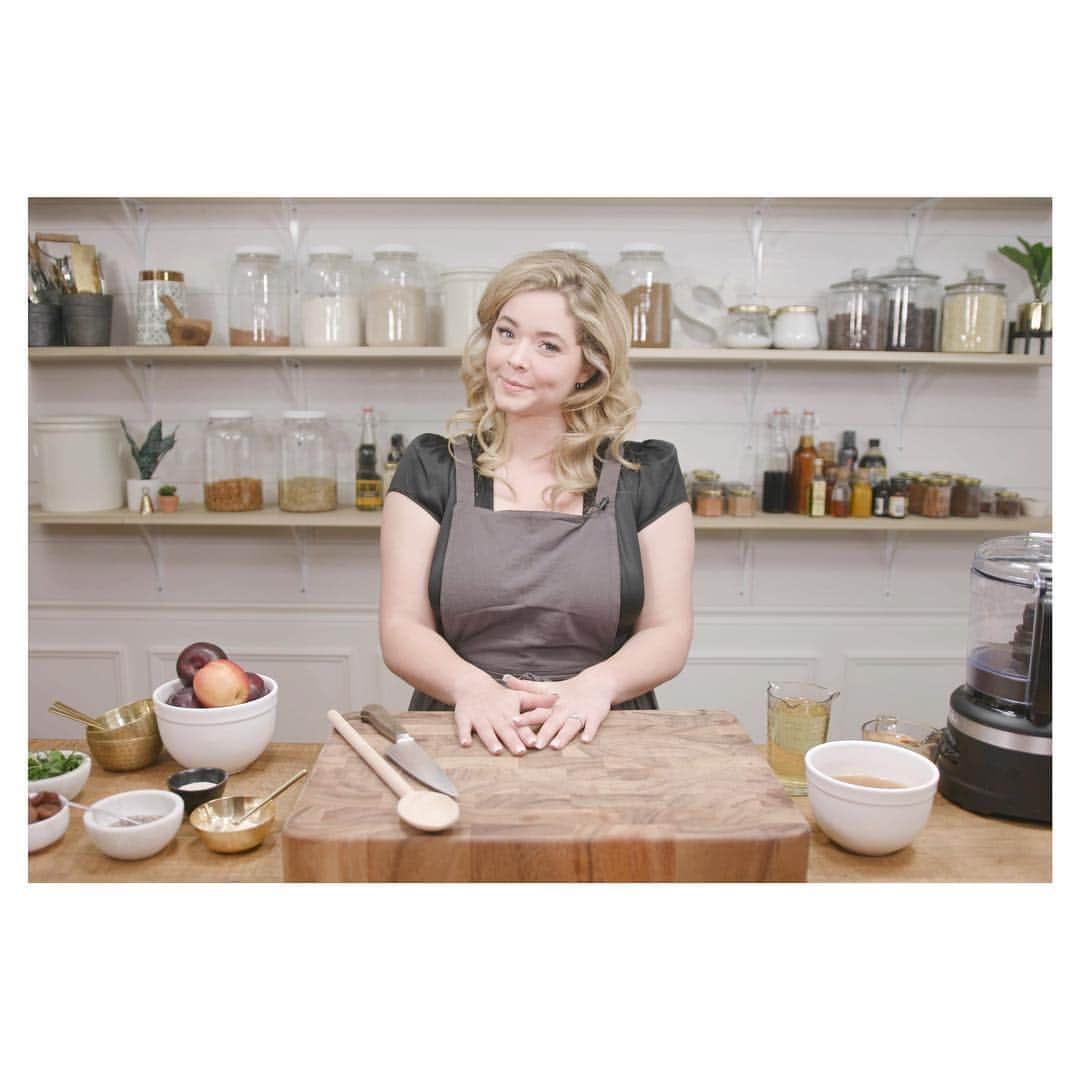 サーシャ・ピーターズのインスタグラム：「A new episode of @SashainGoodTaste is out now on my new @youtube channel! link in bio 😉 Go check it out now and subscribe so you never miss a thing. I wanna know what you think and the recipes you love so comment using the hashtag #SashainGoodTaste 😘」