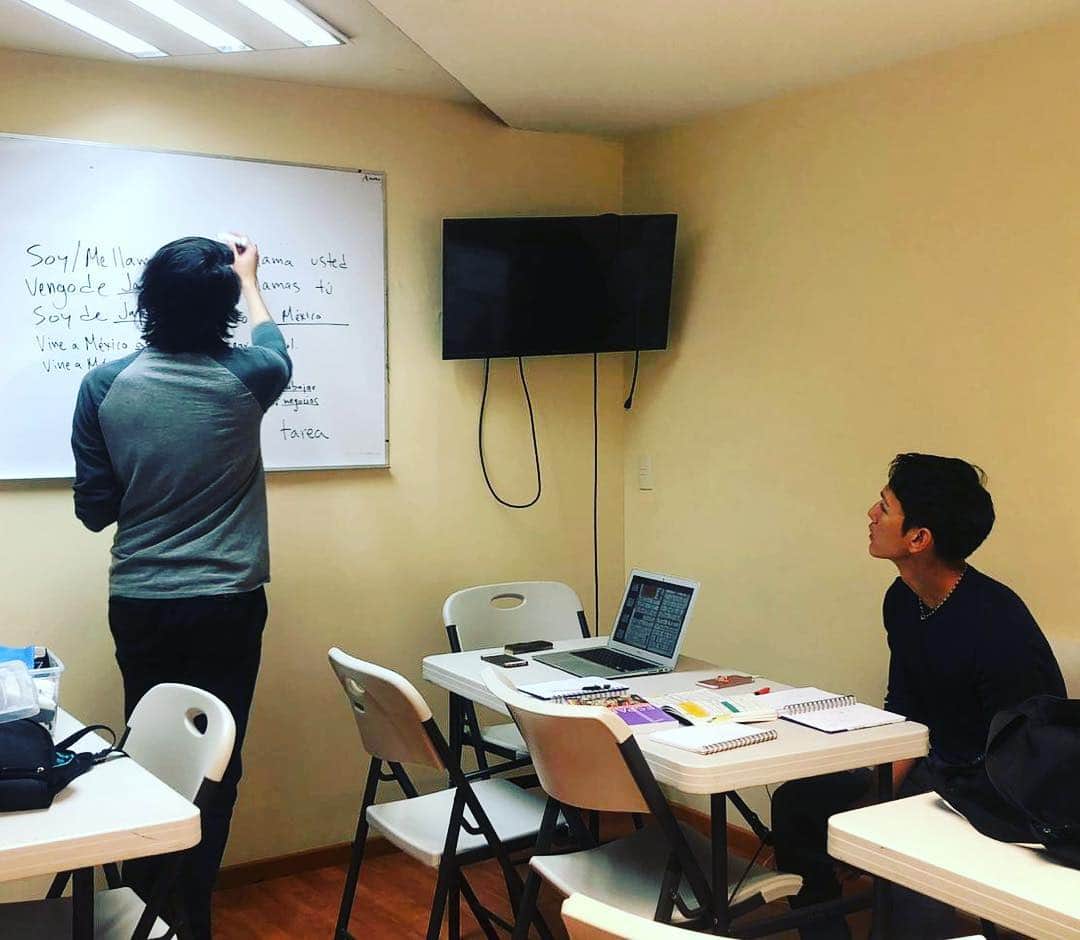 のインスタグラム：「今日は試合前にスペイン語の勉強でした。 時間、数字、曜日、覚える事がたくさんで大変です🧐😅 . Fui a la clase de español. Hay muchas cosas que memorizar 😅🧐 Hoy aprendí los números, los días... . #スペイン語#覚える事多い#少しずつ頑張る」